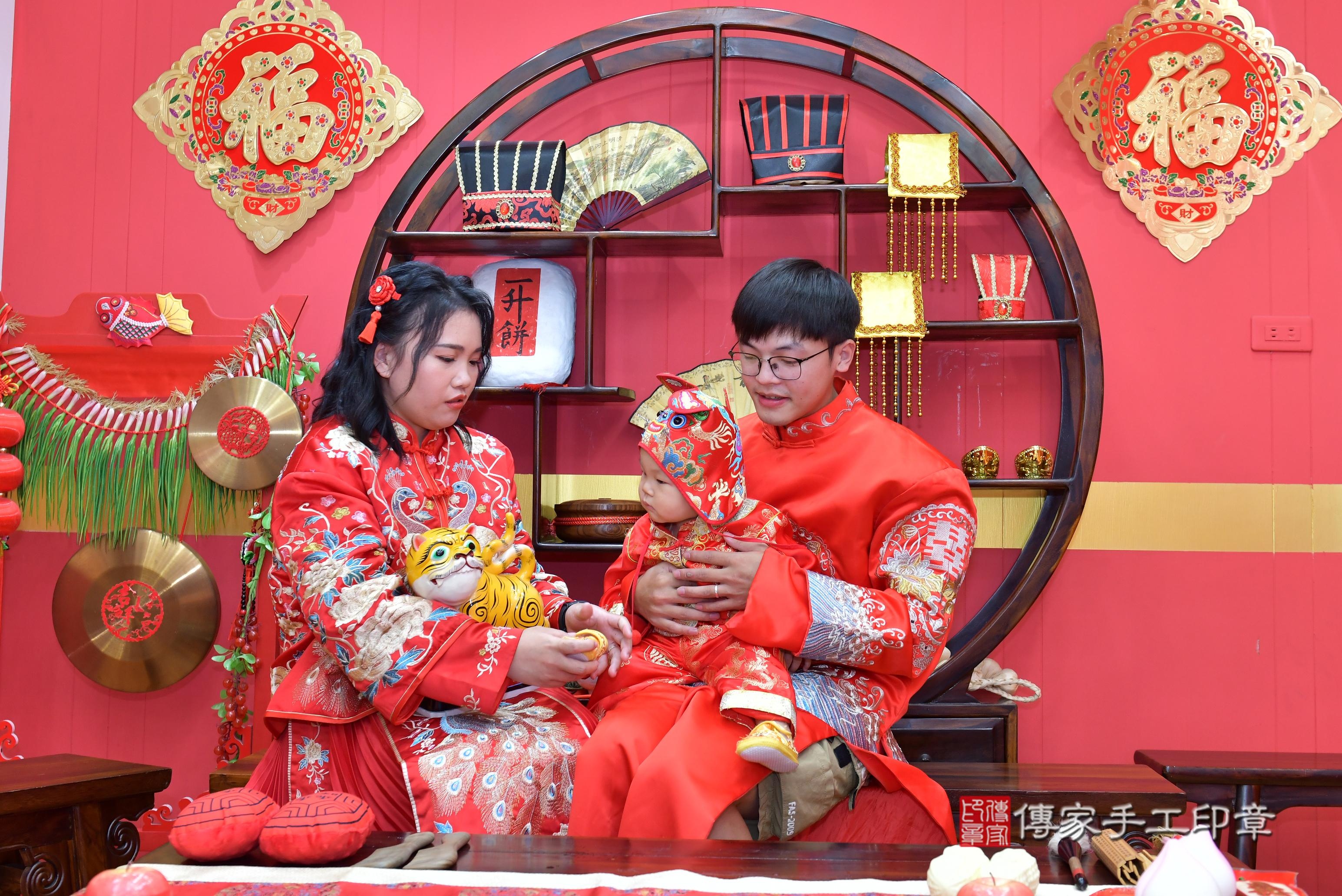 傳家手工印章桃園店、抓周、度脺、美式風會場、傳家嬰兒古禮、吉祥話、抓周道具物品24種、拍照。抓周證書。寶寶抓周、滿周歲、生日快樂、祝福 傳家手工印章桃園店、抓周、度脺、美式風會場、傳家嬰兒古禮、吉祥話、抓周道具物品24種、拍照。抓周證書。寶寶抓周、滿周歲、生日快樂、祝福