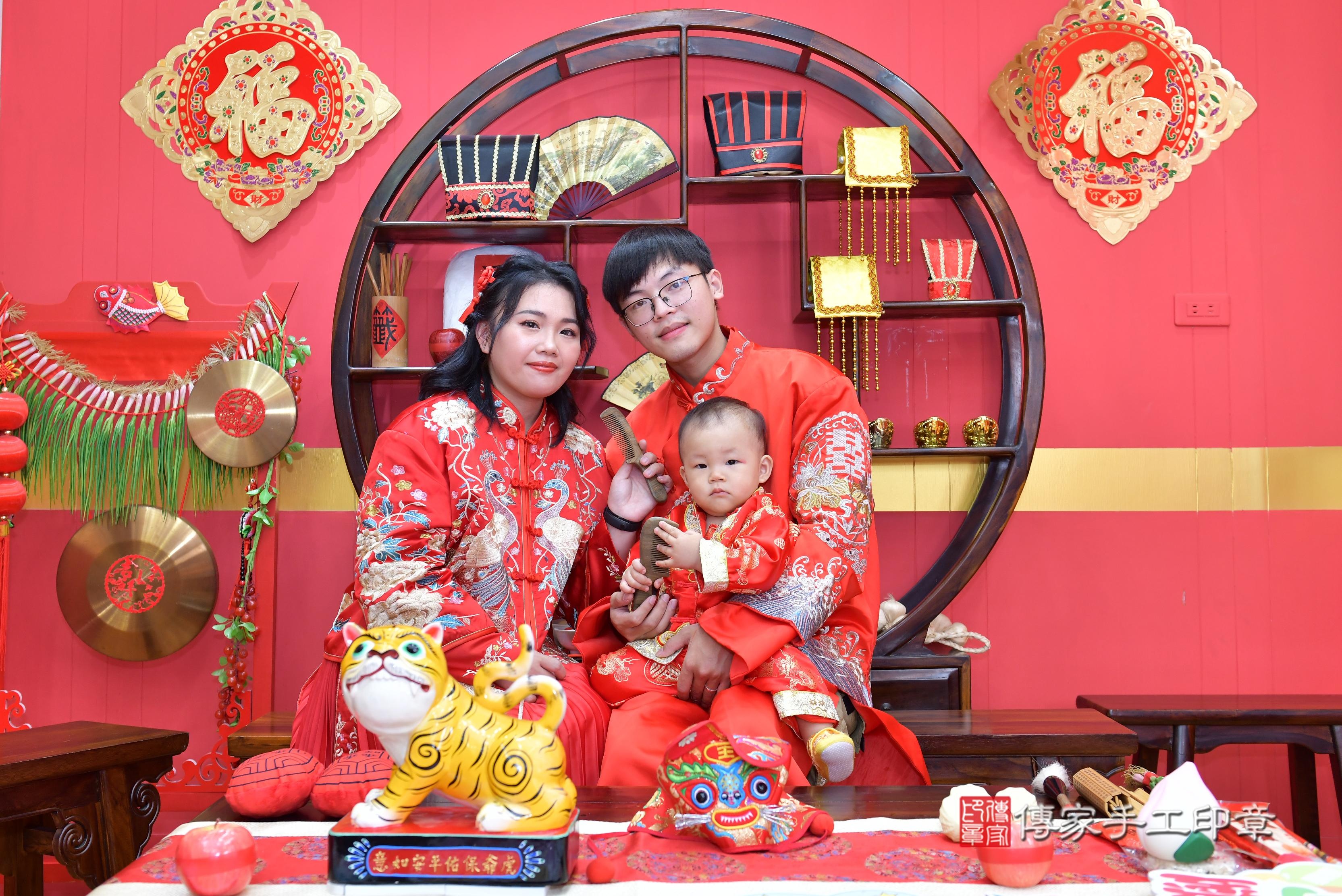 傳家手工印章桃園店、抓周、度脺、美式風會場、傳家嬰兒古禮、吉祥話、抓周道具物品24種、拍照。抓周證書。寶寶抓周、滿周歲、生日快樂、祝福 傳家手工印章桃園店、抓周、度脺、美式風會場、傳家嬰兒古禮、吉祥話、抓周道具物品24種、拍照。抓周證書。寶寶抓周、滿周歲、生日快樂、祝福