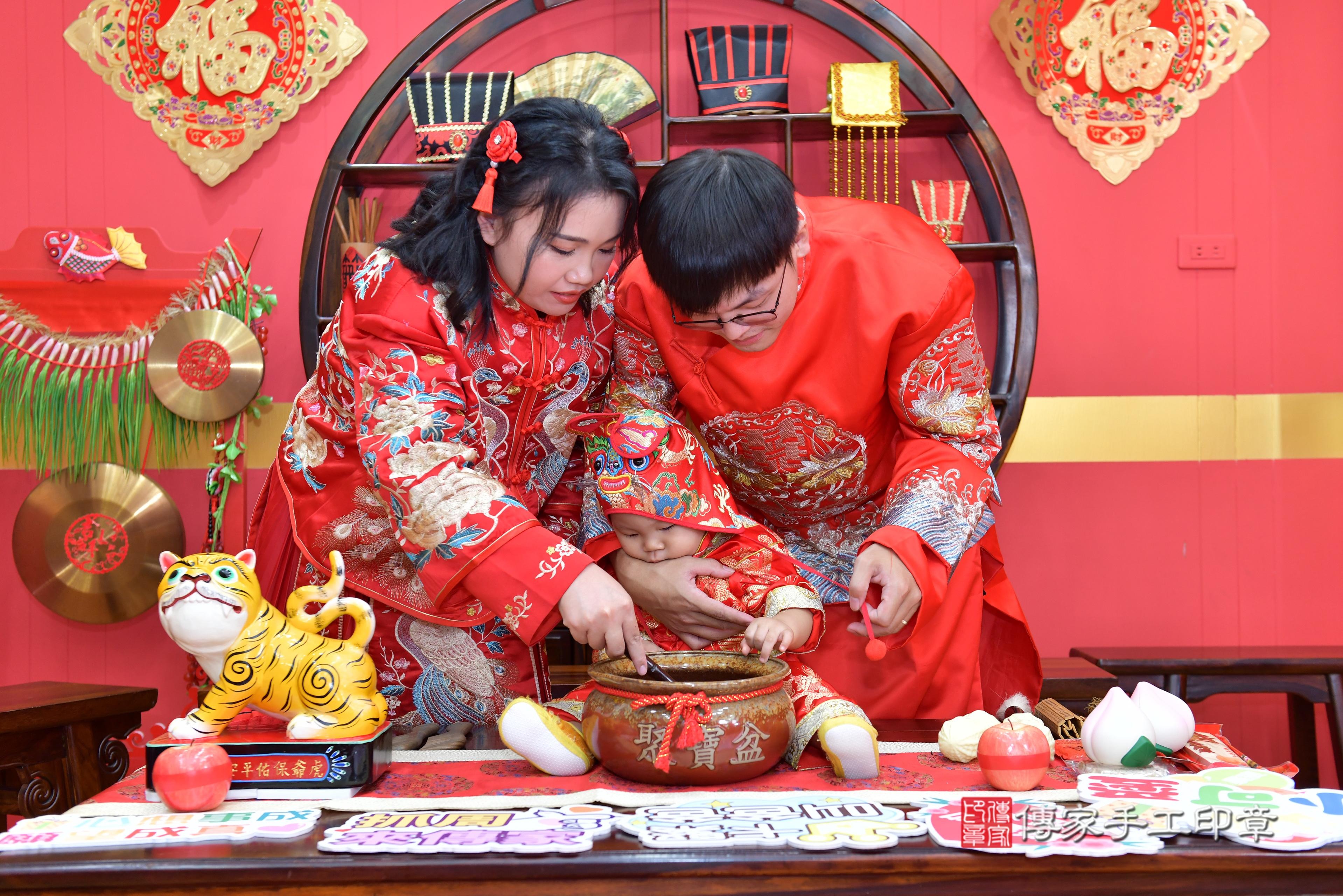 傳家手工印章桃園店、抓周、度脺、美式風會場、傳家嬰兒古禮、吉祥話、抓周道具物品24種、拍照。抓周證書。寶寶抓周、滿周歲、生日快樂、祝福