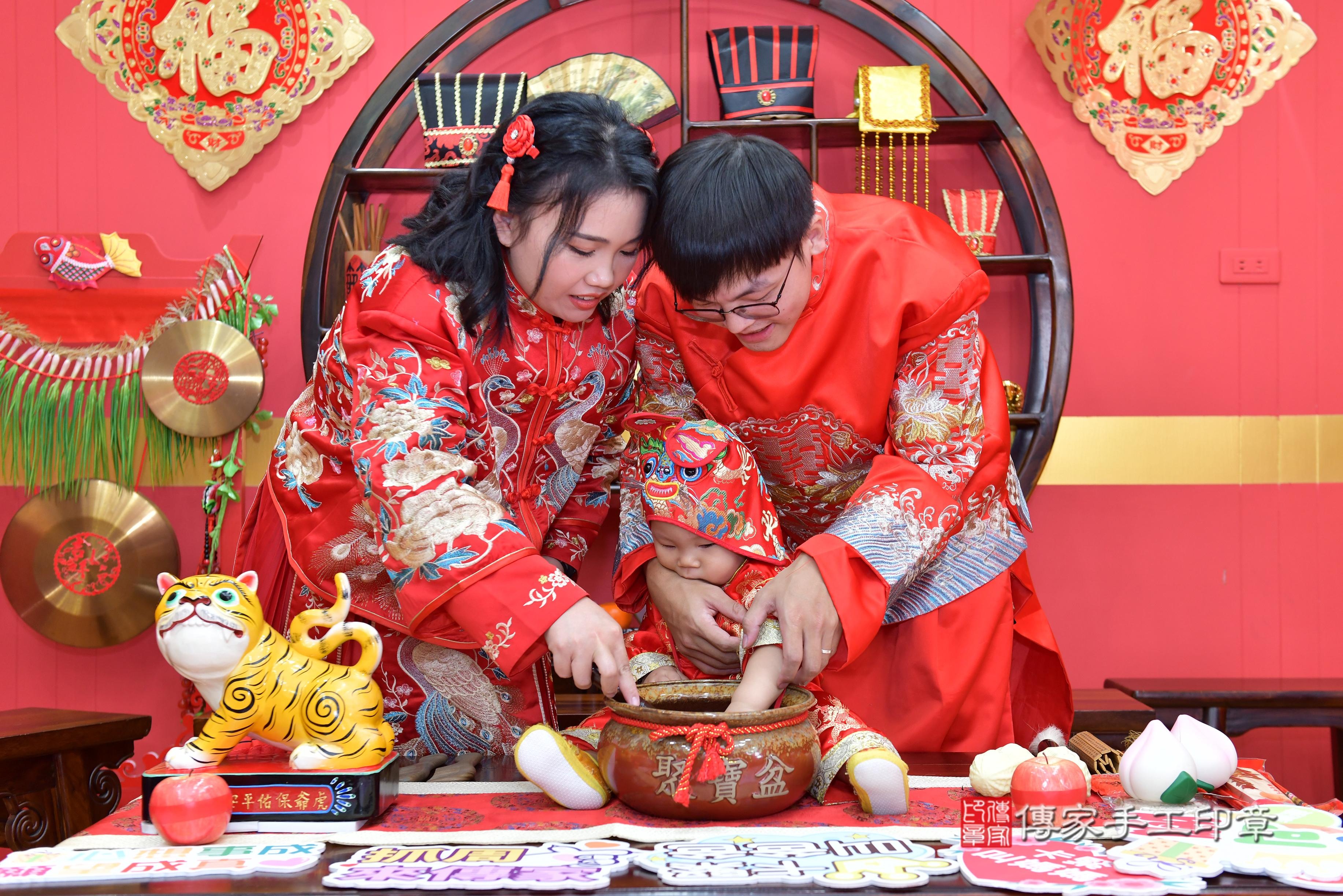 傳家手工印章桃園店、抓周、度脺、美式風會場、傳家嬰兒古禮、吉祥話、抓周道具物品24種、拍照。抓周證書。寶寶抓周、滿周歲、生日快樂、祝福 傳家手工印章桃園店、抓周、度脺、美式風會場、傳家嬰兒古禮、吉祥話、抓周道具物品24種、拍照。抓周證書。寶寶抓周、滿周歲、生日快樂、祝福