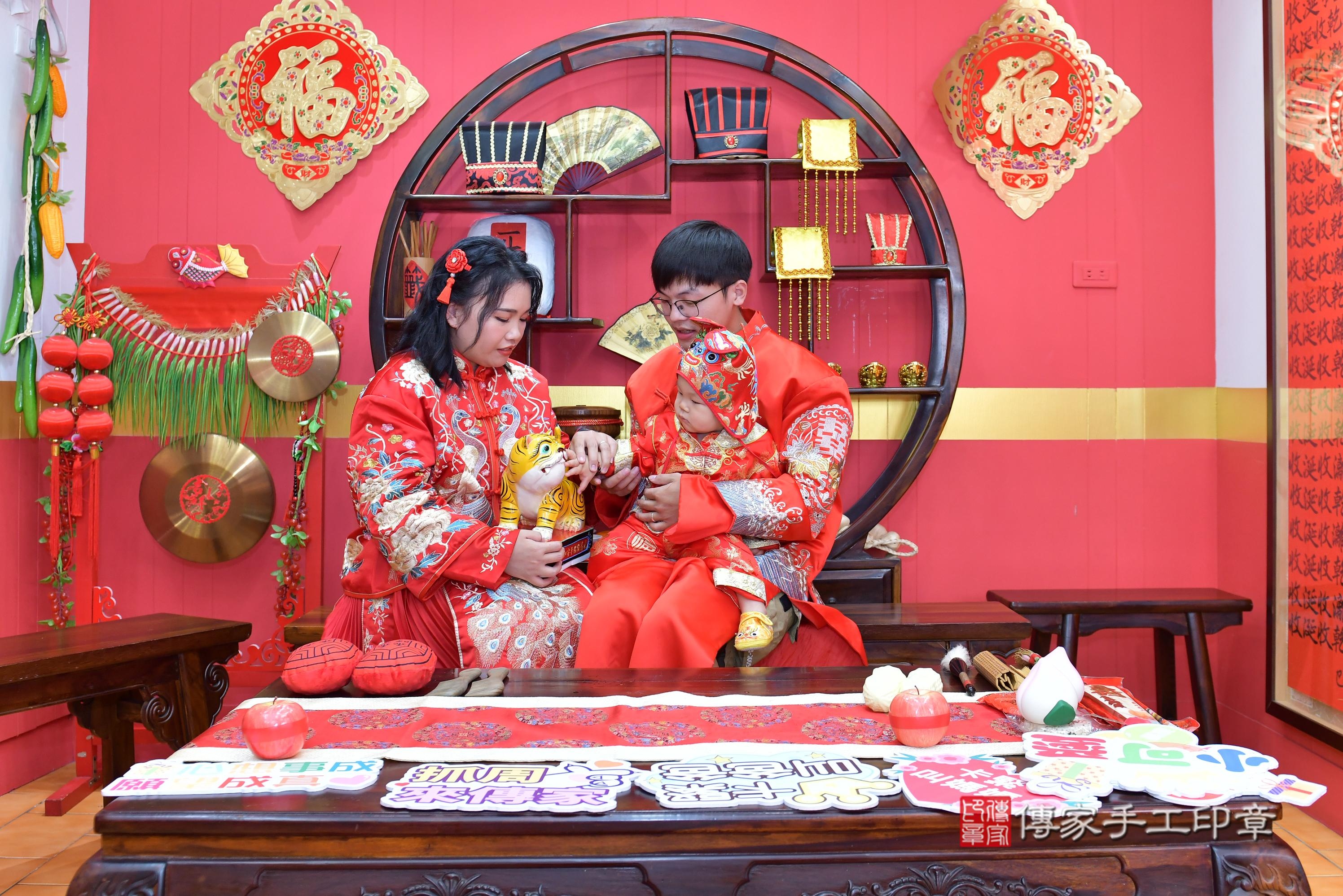 傳家手工印章桃園店、抓周、度脺、美式風會場、傳家嬰兒古禮、吉祥話、抓周道具物品24種、拍照。抓周證書。寶寶抓周、滿周歲、生日快樂、祝福