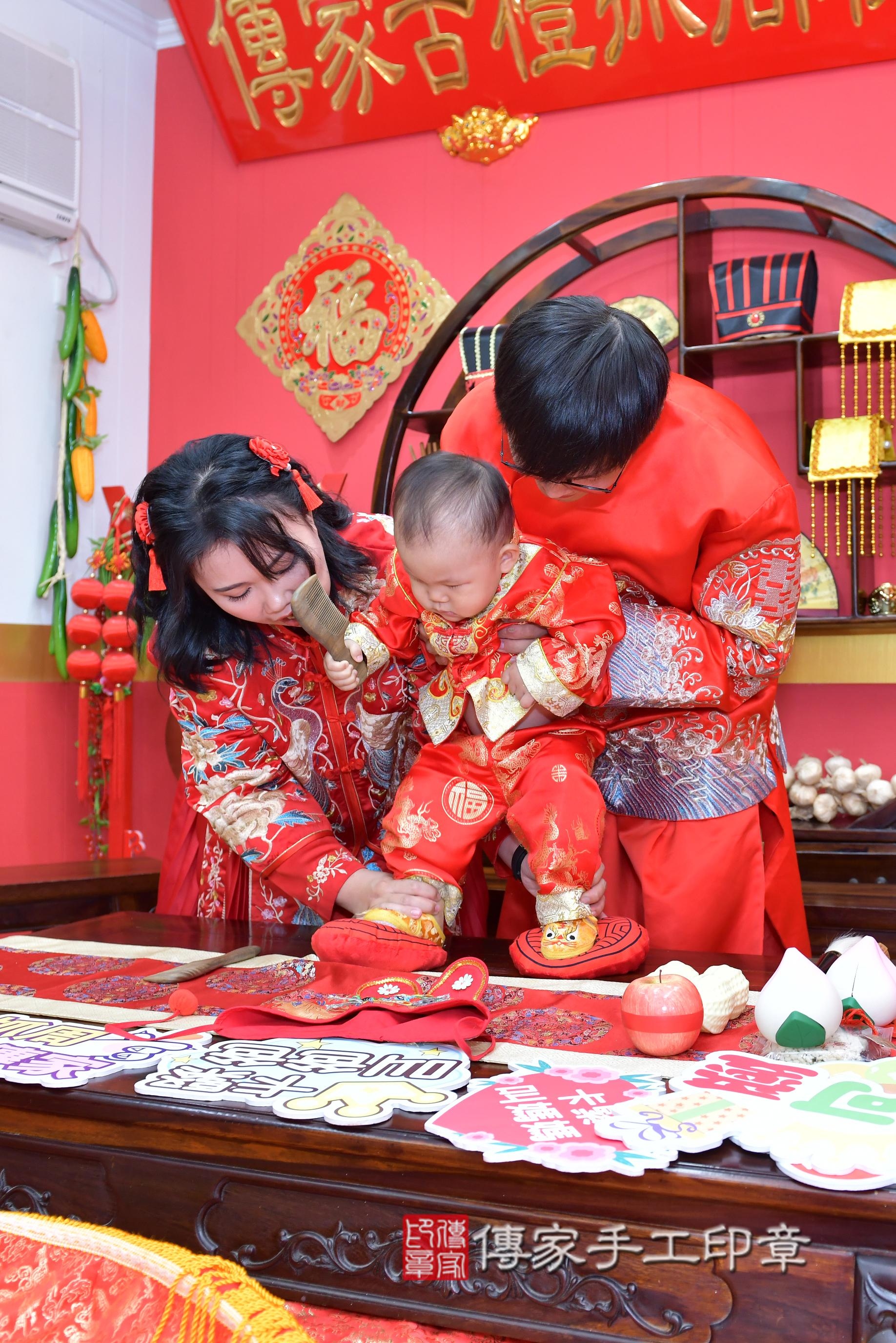 傳家手工印章桃園店、抓周、度脺、美式風會場、傳家嬰兒古禮、吉祥話、抓周道具物品24種、拍照。抓周證書。寶寶抓周、滿周歲、生日快樂、祝福 傳家手工印章桃園店、抓周、度脺、美式風會場、傳家嬰兒古禮、吉祥話、抓周道具物品24種、拍照。抓周證書。寶寶抓周、滿周歲、生日快樂、祝福