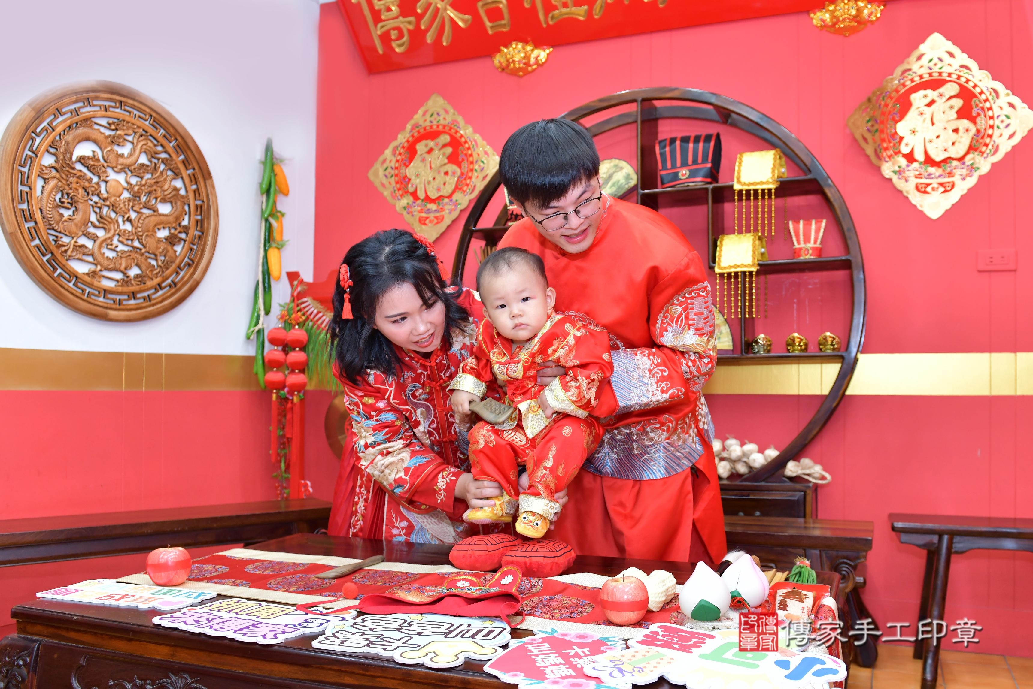 傳家手工印章桃園店、抓周、度脺、美式風會場、傳家嬰兒古禮、吉祥話、抓周道具物品24種、拍照。抓周證書。寶寶抓周、滿周歲、生日快樂、祝福 傳家手工印章桃園店、抓周、度脺、美式風會場、傳家嬰兒古禮、吉祥話、抓周道具物品24種、拍照。抓周證書。寶寶抓周、滿周歲、生日快樂、祝福