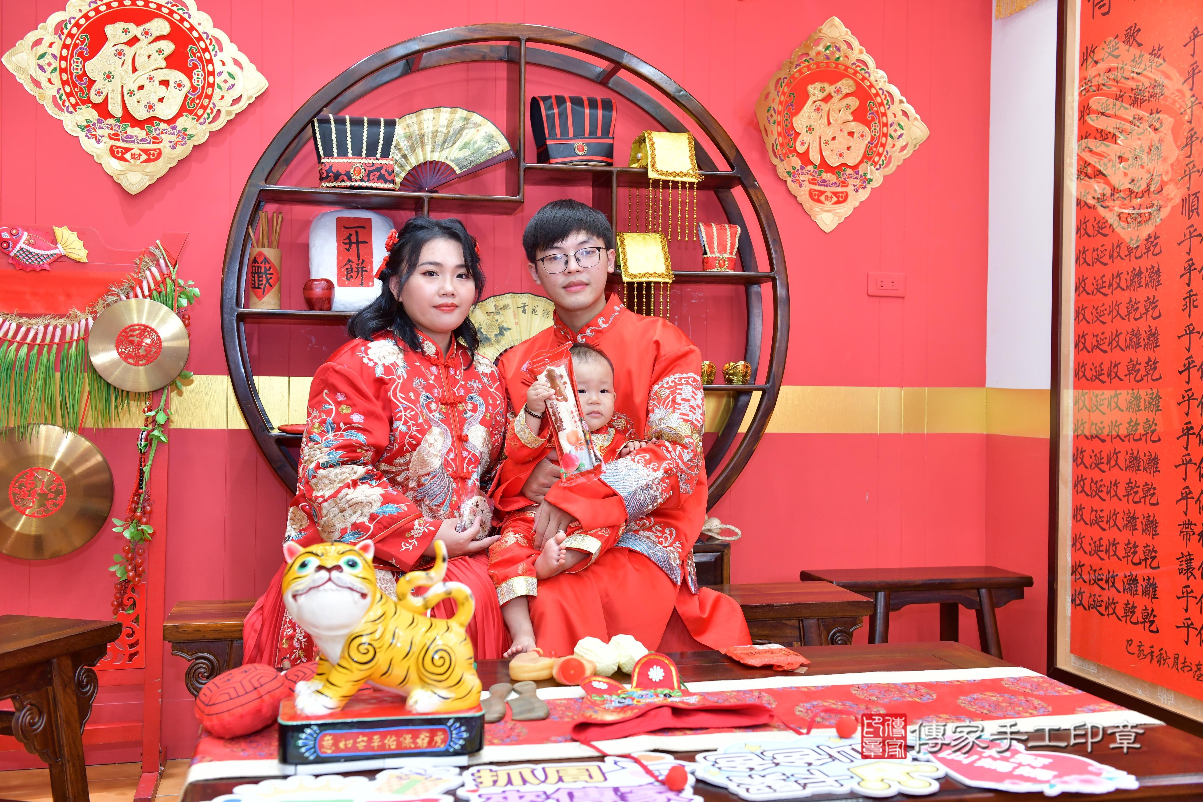 傳家手工印章桃園店、抓周、度脺、美式風會場、傳家嬰兒古禮、吉祥話、抓周道具物品24種、拍照。抓周證書。寶寶抓周、滿周歲、生日快樂、祝福 傳家手工印章桃園店、抓周、度脺、美式風會場、傳家嬰兒古禮、吉祥話、抓周道具物品24種、拍照。抓周證書。寶寶抓周、滿周歲、生日快樂、祝福