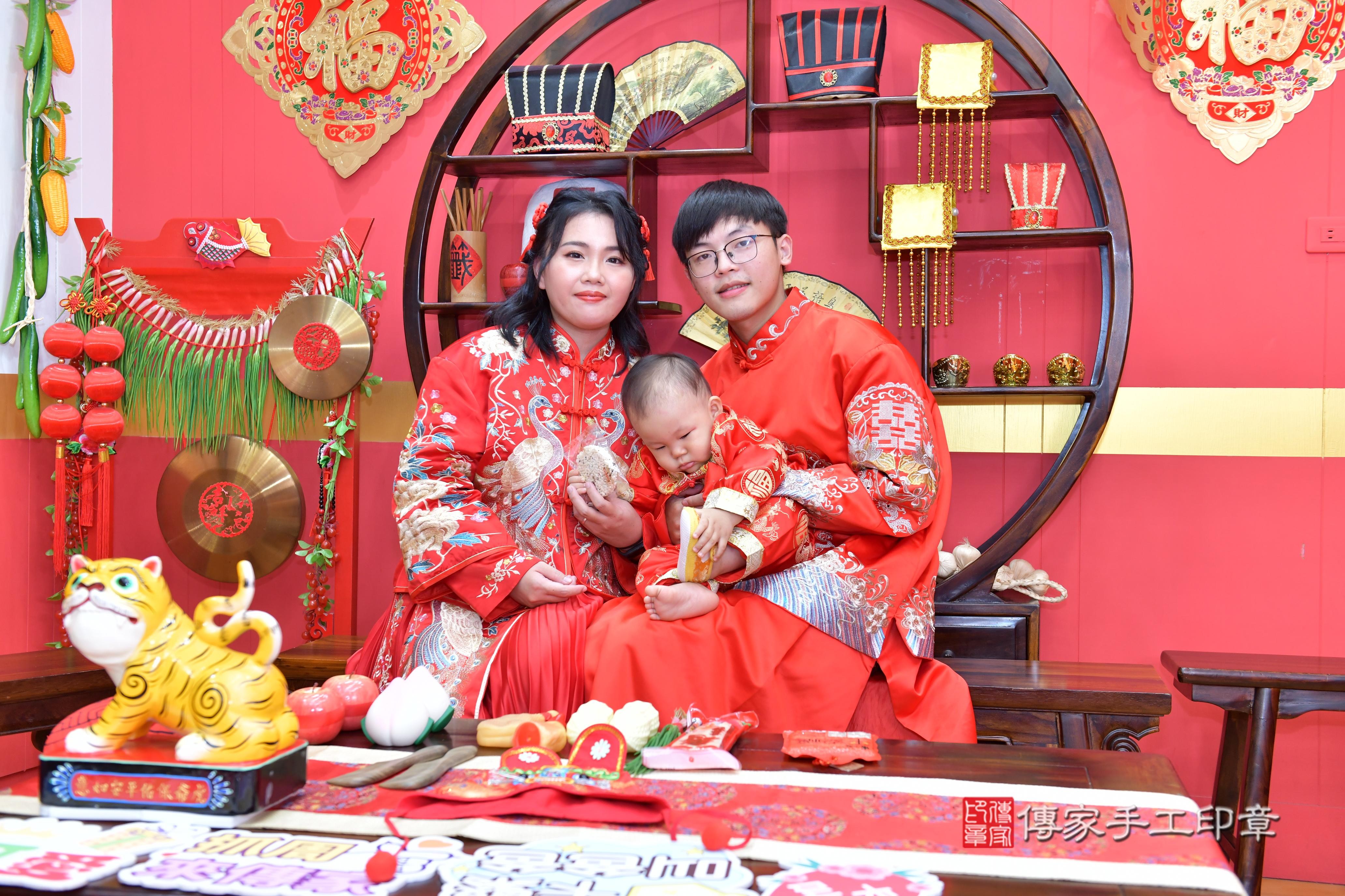 傳家手工印章桃園店、抓周、度脺、美式風會場、傳家嬰兒古禮、吉祥話、抓周道具物品24種、拍照。抓周證書。寶寶抓周、滿周歲、生日快樂、祝福 傳家手工印章桃園店、抓周、度脺、美式風會場、傳家嬰兒古禮、吉祥話、抓周道具物品24種、拍照。抓周證書。寶寶抓周、滿周歲、生日快樂、祝福