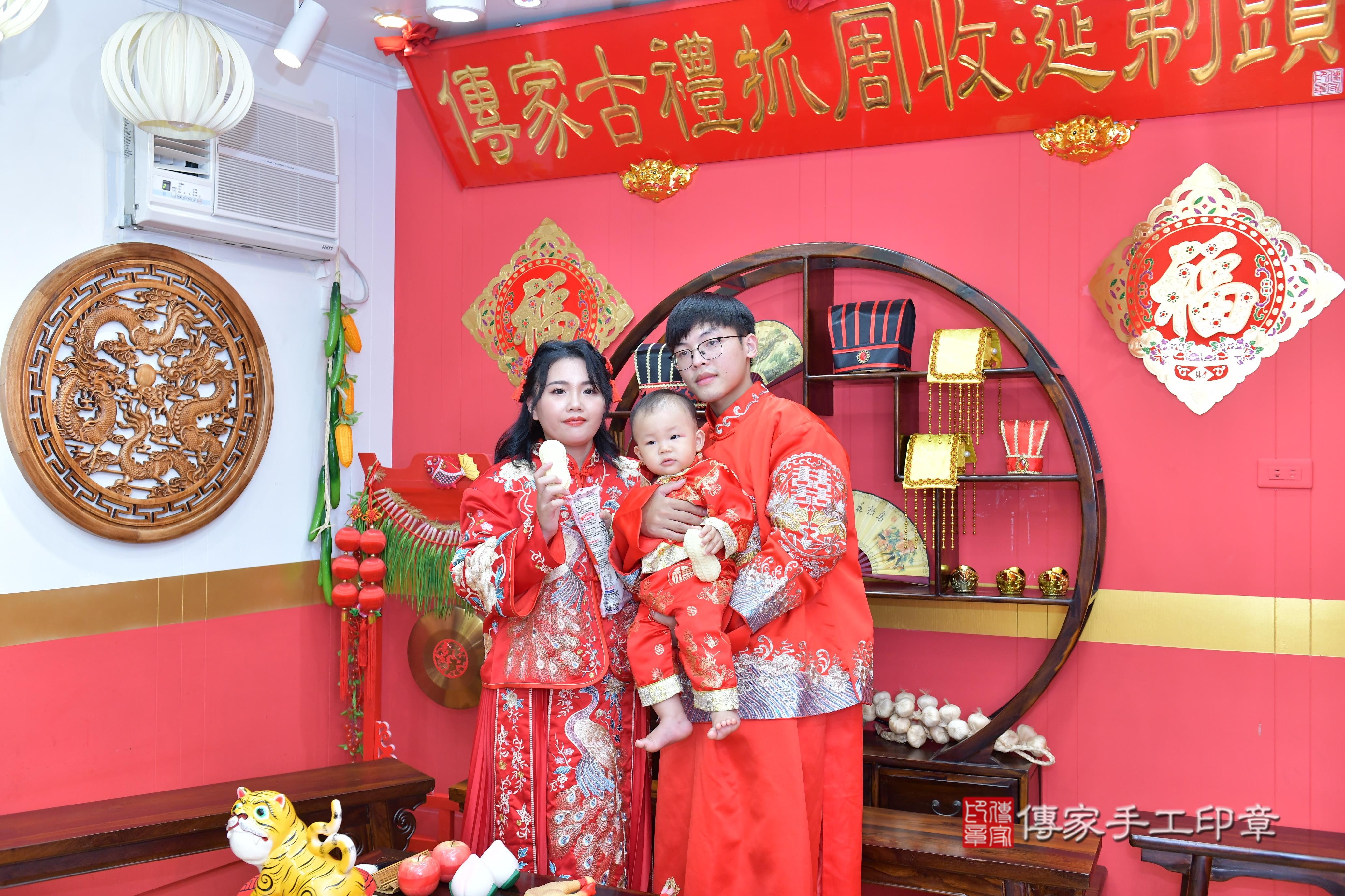 傳家手工印章桃園店、抓周、度脺、美式風會場、傳家嬰兒古禮、吉祥話、抓周道具物品24種、拍照。抓周證書。寶寶抓周、滿周歲、生日快樂、祝福 傳家手工印章桃園店、抓周、度脺、美式風會場、傳家嬰兒古禮、吉祥話、抓周道具物品24種、拍照。抓周證書。寶寶抓周、滿周歲、生日快樂、祝福