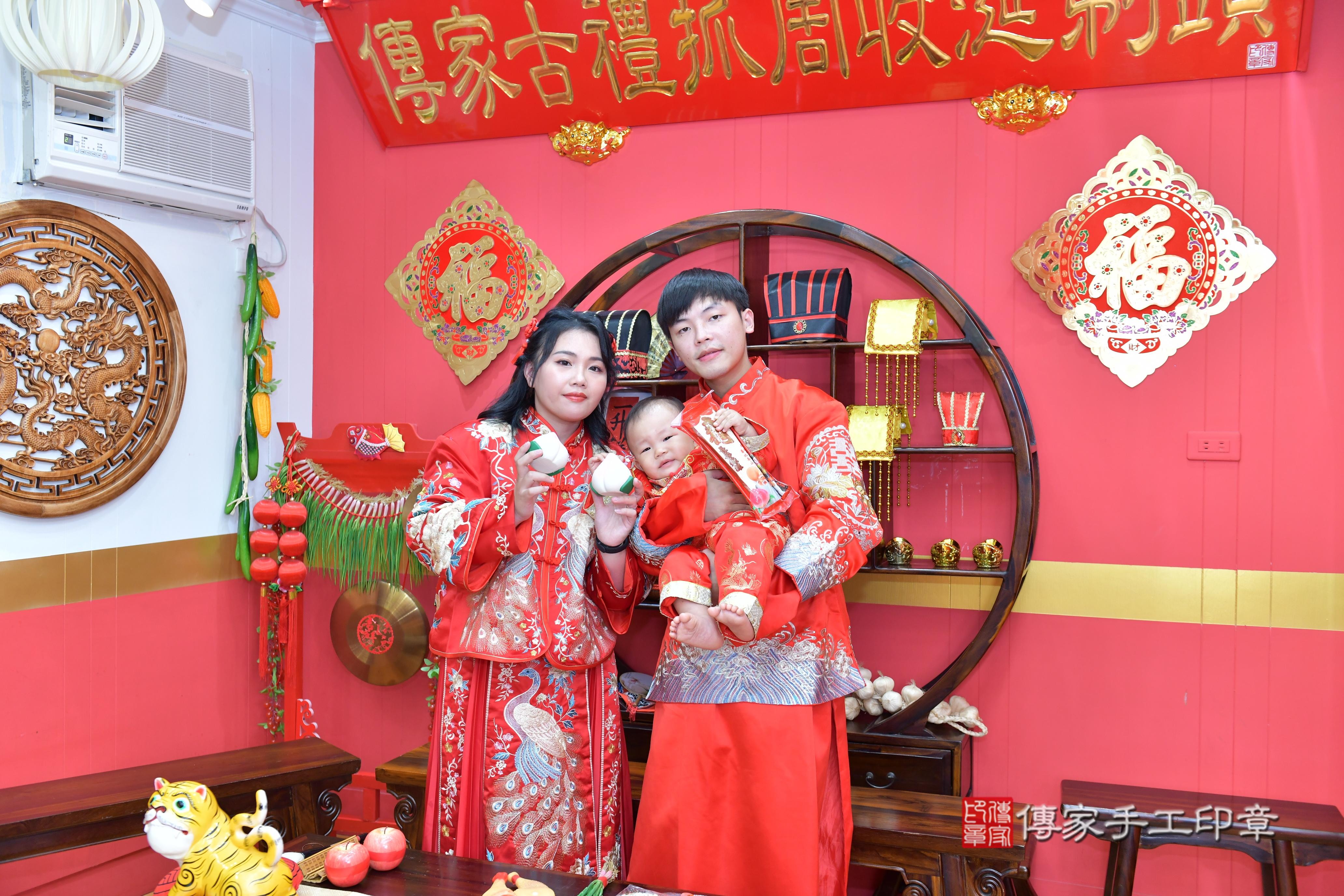傳家手工印章桃園店、抓周、度脺、美式風會場、傳家嬰兒古禮、吉祥話、抓周道具物品24種、拍照。抓周證書。寶寶抓周、滿周歲、生日快樂、祝福 傳家手工印章桃園店、抓周、度脺、美式風會場、傳家嬰兒古禮、吉祥話、抓周道具物品24種、拍照。抓周證書。寶寶抓周、滿周歲、生日快樂、祝福