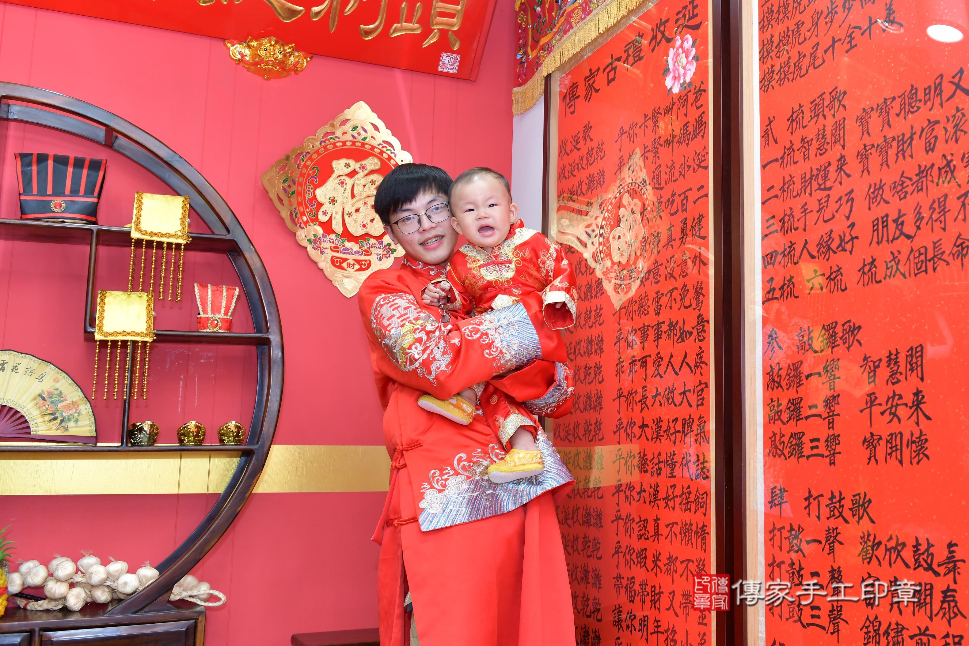 傳家手工印章桃園店、抓周、度脺、美式風會場、傳家嬰兒古禮、吉祥話、抓周道具物品24種、拍照。抓周證書。寶寶抓周、滿周歲、生日快樂、祝福 傳家手工印章桃園店、抓周、度脺、美式風會場、傳家嬰兒古禮、吉祥話、抓周道具物品24種、拍照。抓周證書。寶寶抓周、滿周歲、生日快樂、祝福