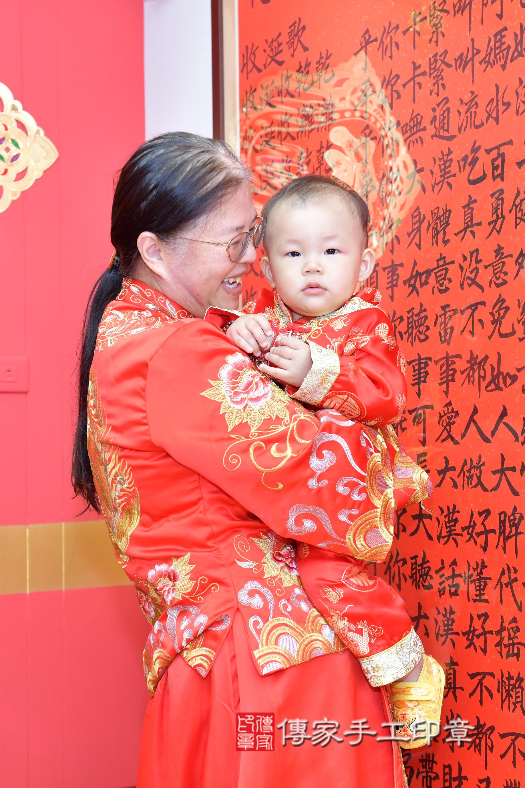 傳家手工印章桃園店、抓周、度脺、美式風會場、傳家嬰兒古禮、吉祥話、抓周道具物品24種、拍照。抓周證書。寶寶抓周、滿周歲、生日快樂、祝福 傳家手工印章桃園店、抓周、度脺、美式風會場、傳家嬰兒古禮、吉祥話、抓周道具物品24種、拍照。抓周證書。寶寶抓周、滿周歲、生日快樂、祝福