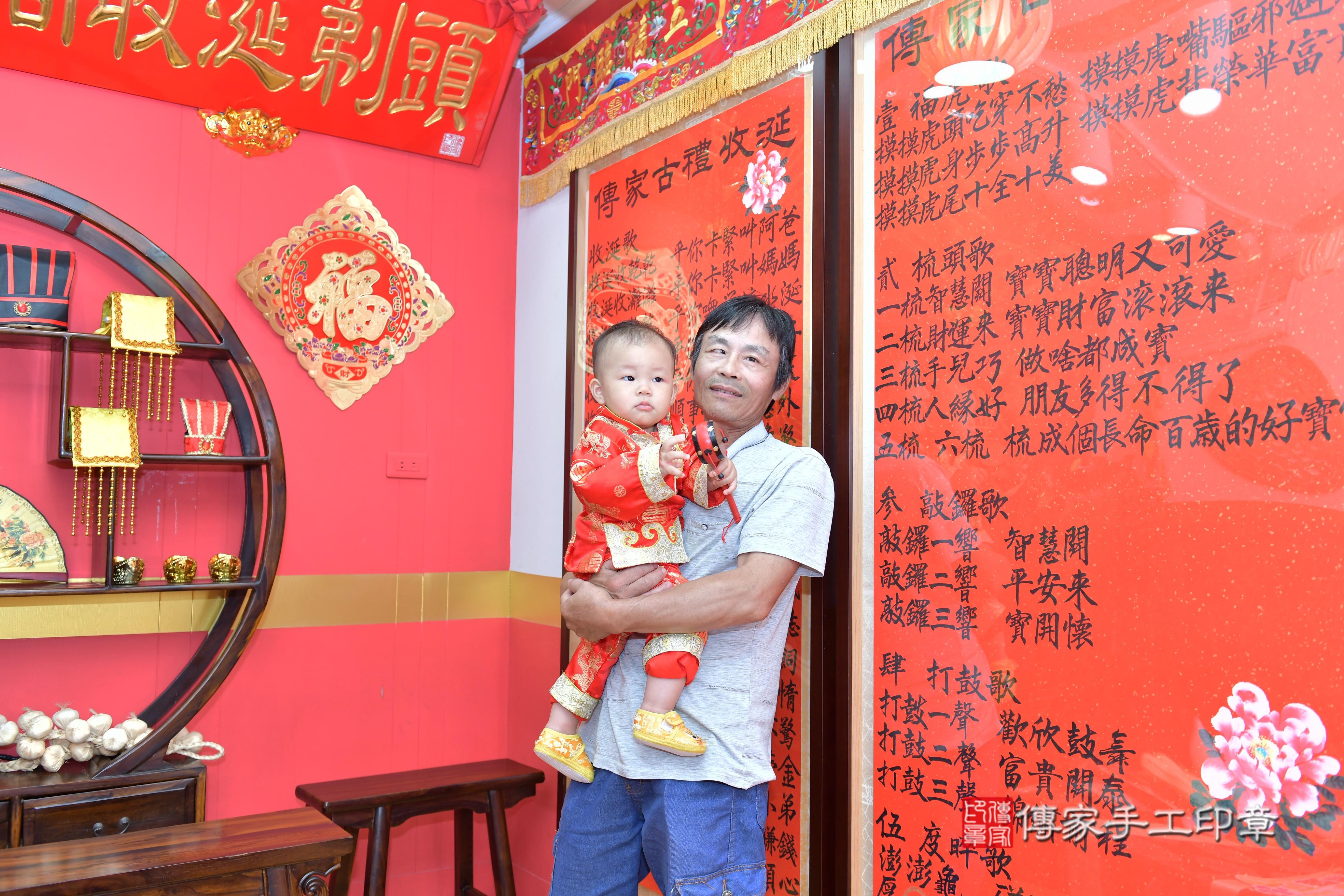 傳家手工印章桃園店、抓周、度脺、美式風會場、傳家嬰兒古禮、吉祥話、抓周道具物品24種、拍照。抓周證書。寶寶抓周、滿周歲、生日快樂、祝福 傳家手工印章桃園店、抓周、度脺、美式風會場、傳家嬰兒古禮、吉祥話、抓周道具物品24種、拍照。抓周證書。寶寶抓周、滿周歲、生日快樂、祝福