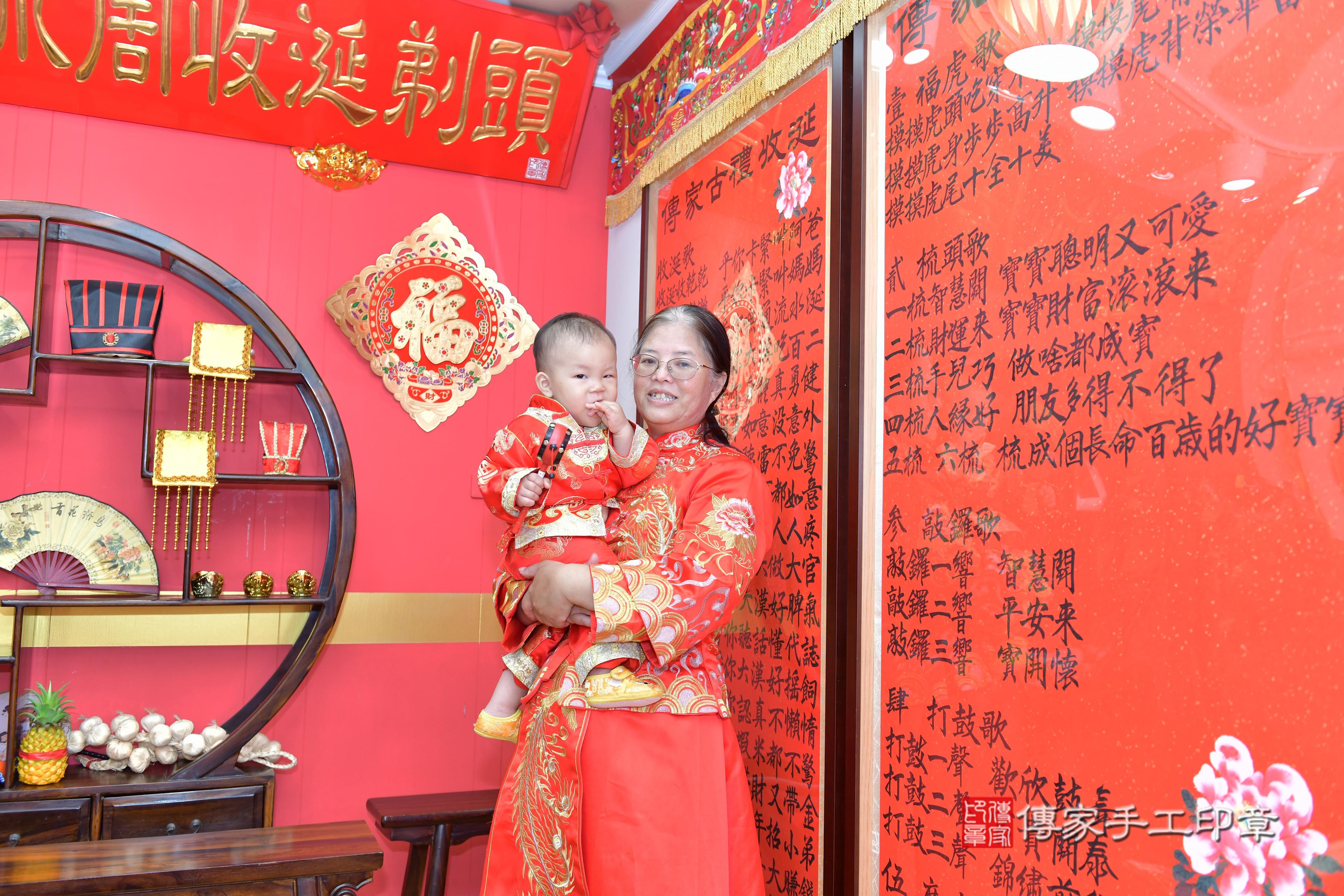 傳家手工印章桃園店、抓周、度脺、美式風會場、傳家嬰兒古禮、吉祥話、抓周道具物品24種、拍照。抓周證書。寶寶抓周、滿周歲、生日快樂、祝福 傳家手工印章桃園店、抓周、度脺、美式風會場、傳家嬰兒古禮、吉祥話、抓周道具物品24種、拍照。抓周證書。寶寶抓周、滿周歲、生日快樂、祝福