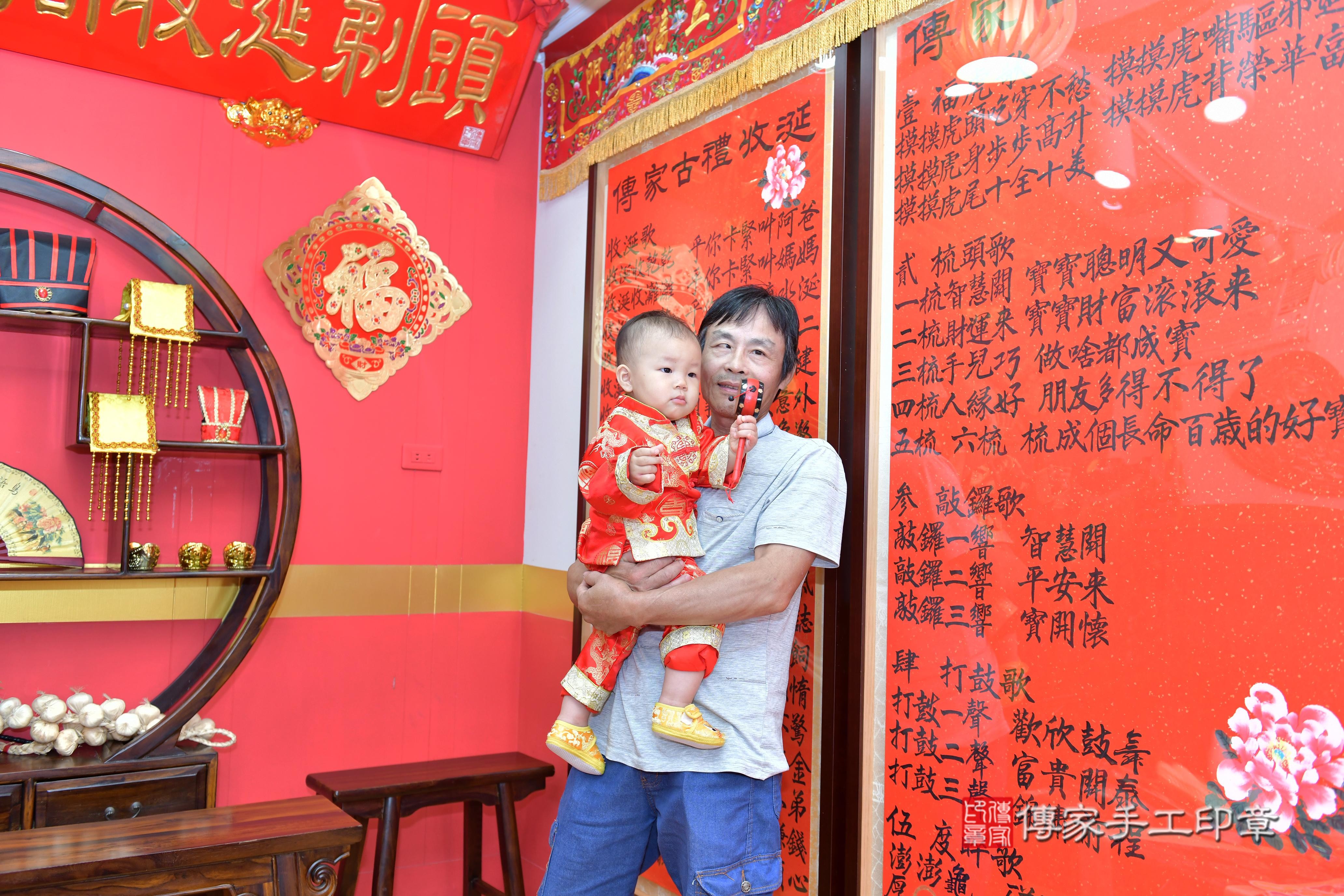 傳家手工印章桃園店、抓周、度脺、美式風會場、傳家嬰兒古禮、吉祥話、抓周道具物品24種、拍照。抓周證書。寶寶抓周、滿周歲、生日快樂、祝福 傳家手工印章桃園店、抓周、度脺、美式風會場、傳家嬰兒古禮、吉祥話、抓周道具物品24種、拍照。抓周證書。寶寶抓周、滿周歲、生日快樂、祝福