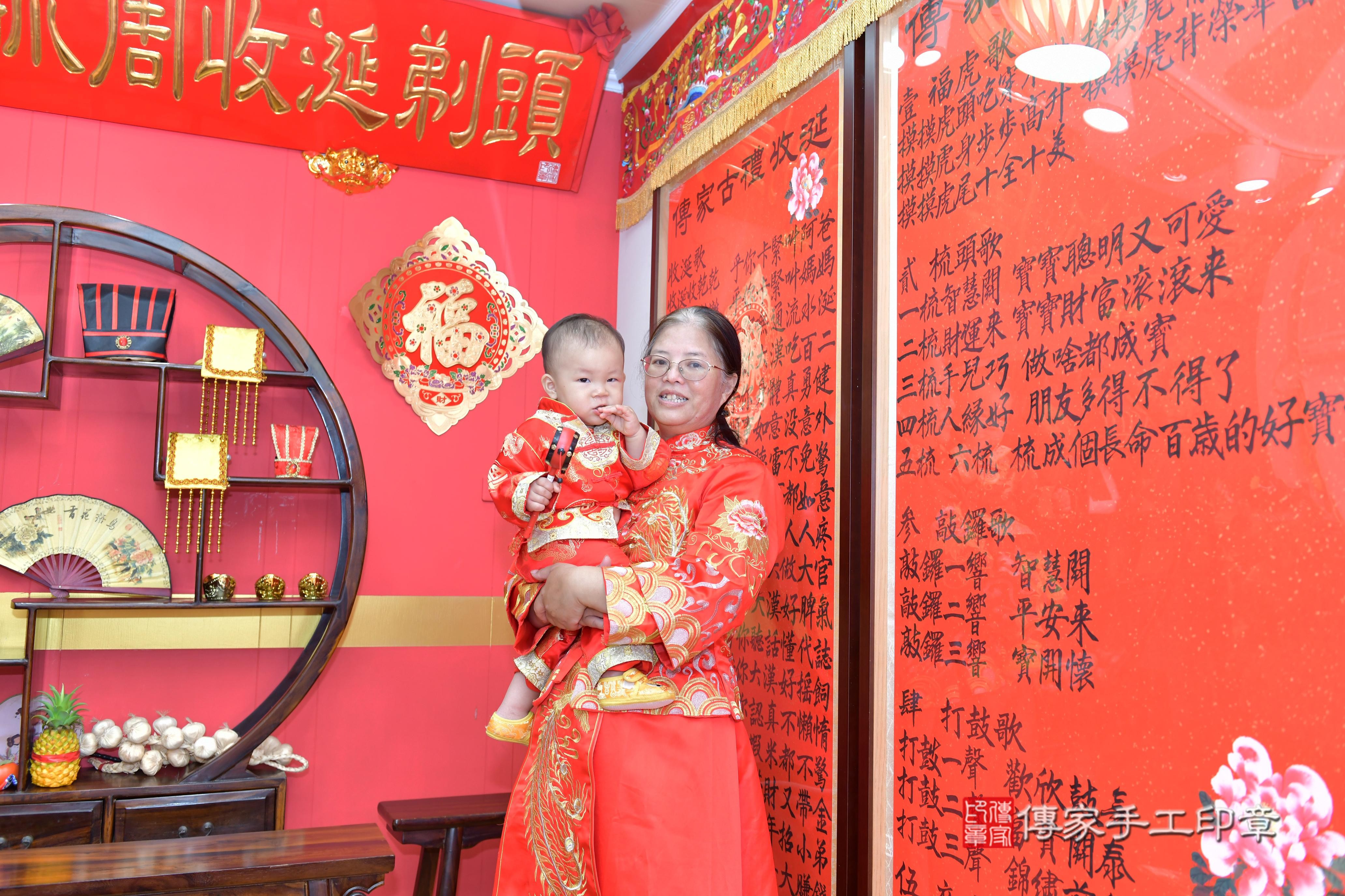 傳家手工印章桃園店、抓周、度脺、美式風會場、傳家嬰兒古禮、吉祥話、抓周道具物品24種、拍照。抓周證書。寶寶抓周、滿周歲、生日快樂、祝福 傳家手工印章桃園店、抓周、度脺、美式風會場、傳家嬰兒古禮、吉祥話、抓周道具物品24種、拍照。抓周證書。寶寶抓周、滿周歲、生日快樂、祝福