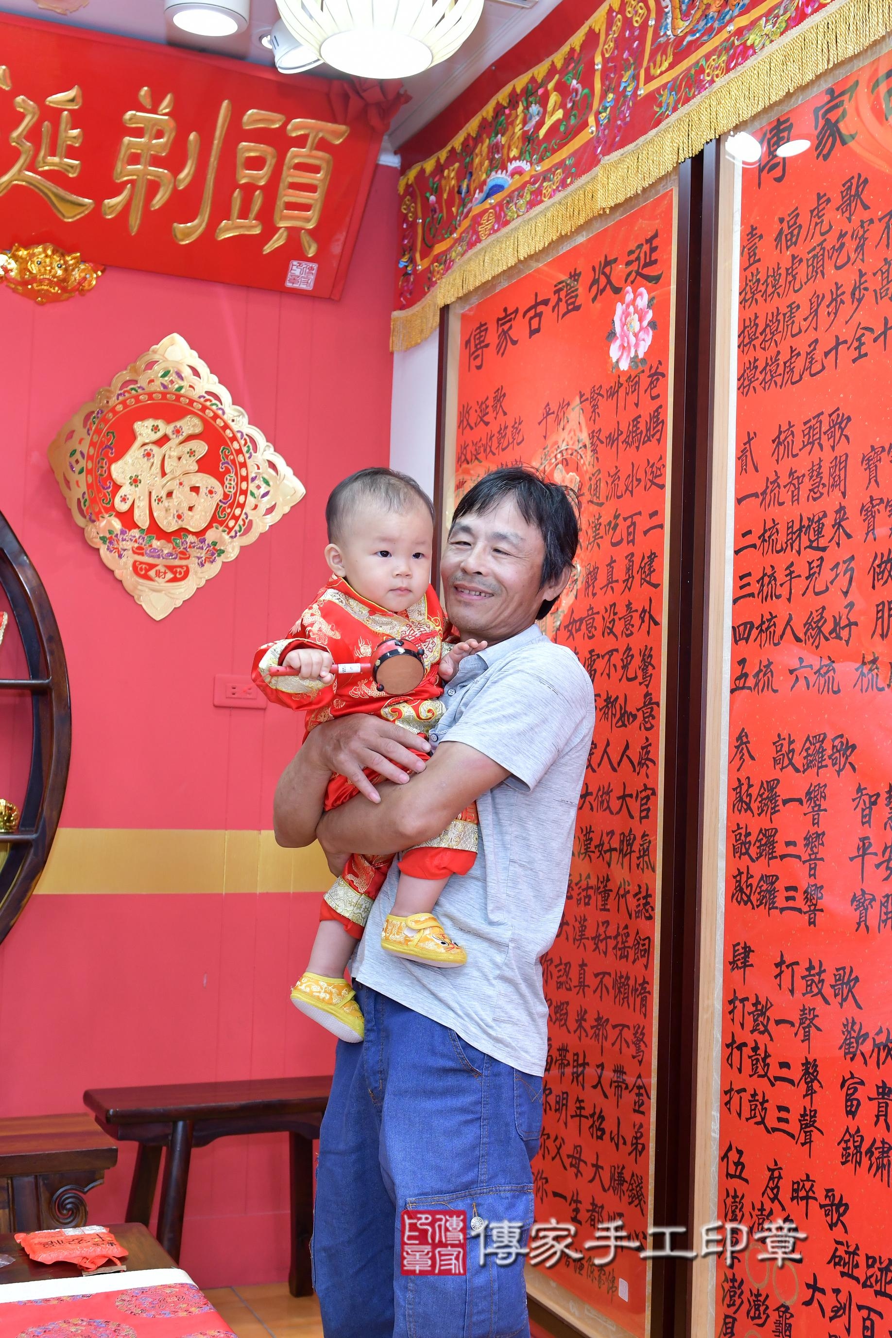 傳家手工印章桃園店、抓周、度脺、美式風會場、傳家嬰兒古禮、吉祥話、抓周道具物品24種、拍照。抓周證書。寶寶抓周、滿周歲、生日快樂、祝福 傳家手工印章桃園店、抓周、度脺、美式風會場、傳家嬰兒古禮、吉祥話、抓周道具物品24種、拍照。抓周證書。寶寶抓周、滿周歲、生日快樂、祝福