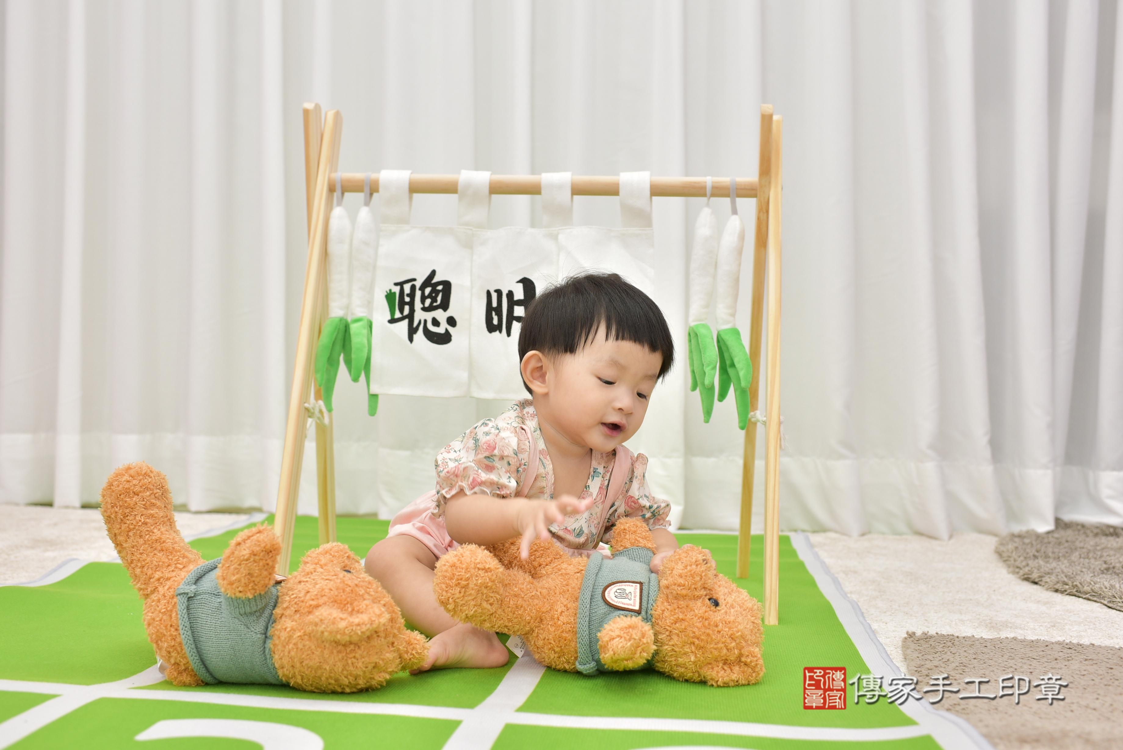 傳家手工印章桃園店、抓周、度脺、美式風會場、傳家嬰兒古禮、吉祥話、抓周道具物品24種、拍照。抓周證書。寶寶抓周、滿周歲、生日快樂、祝福