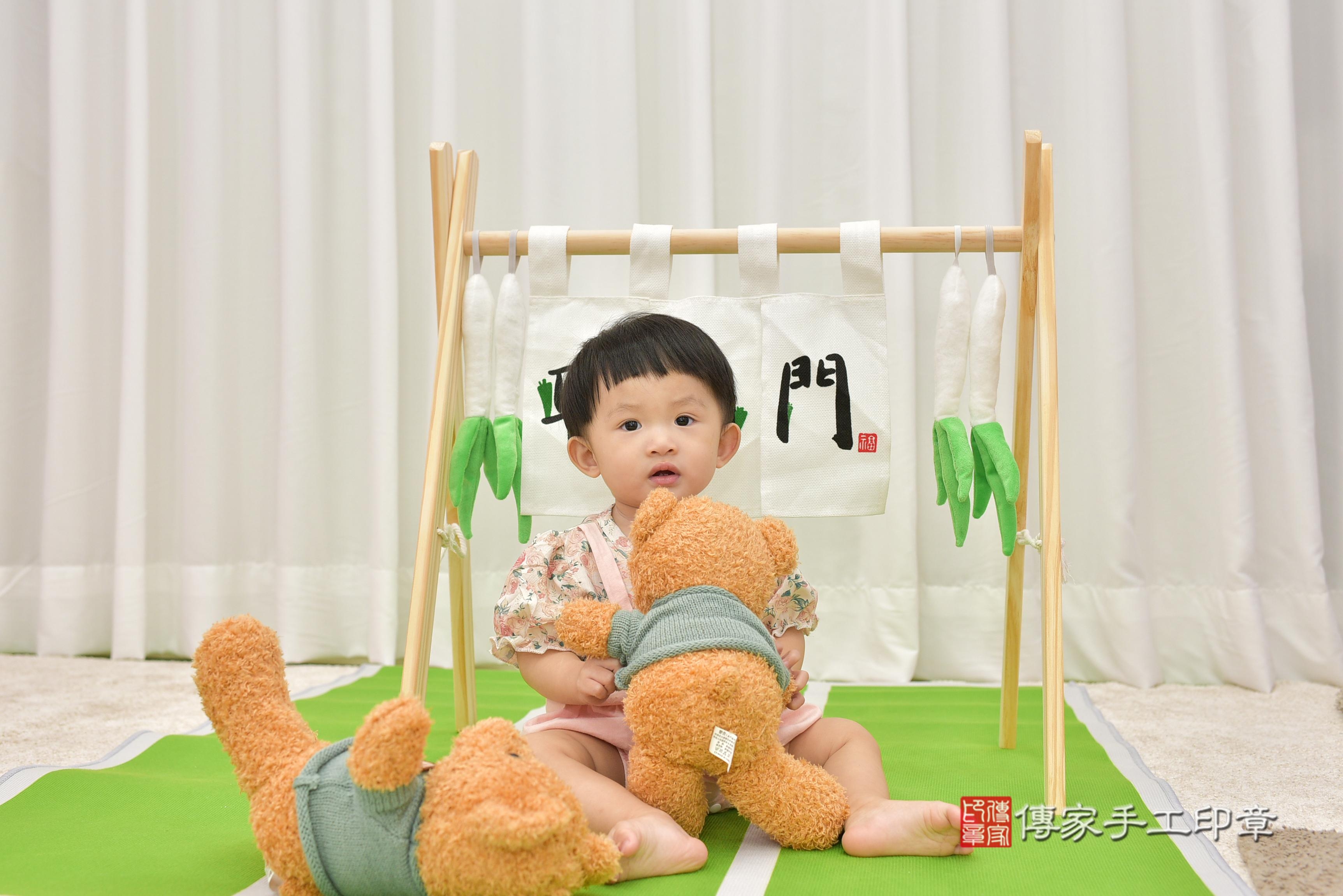 傳家手工印章桃園店、抓周、度脺、美式風會場、傳家嬰兒古禮、吉祥話、抓周道具物品24種、拍照。抓周證書。寶寶抓周、滿周歲、生日快樂、祝福