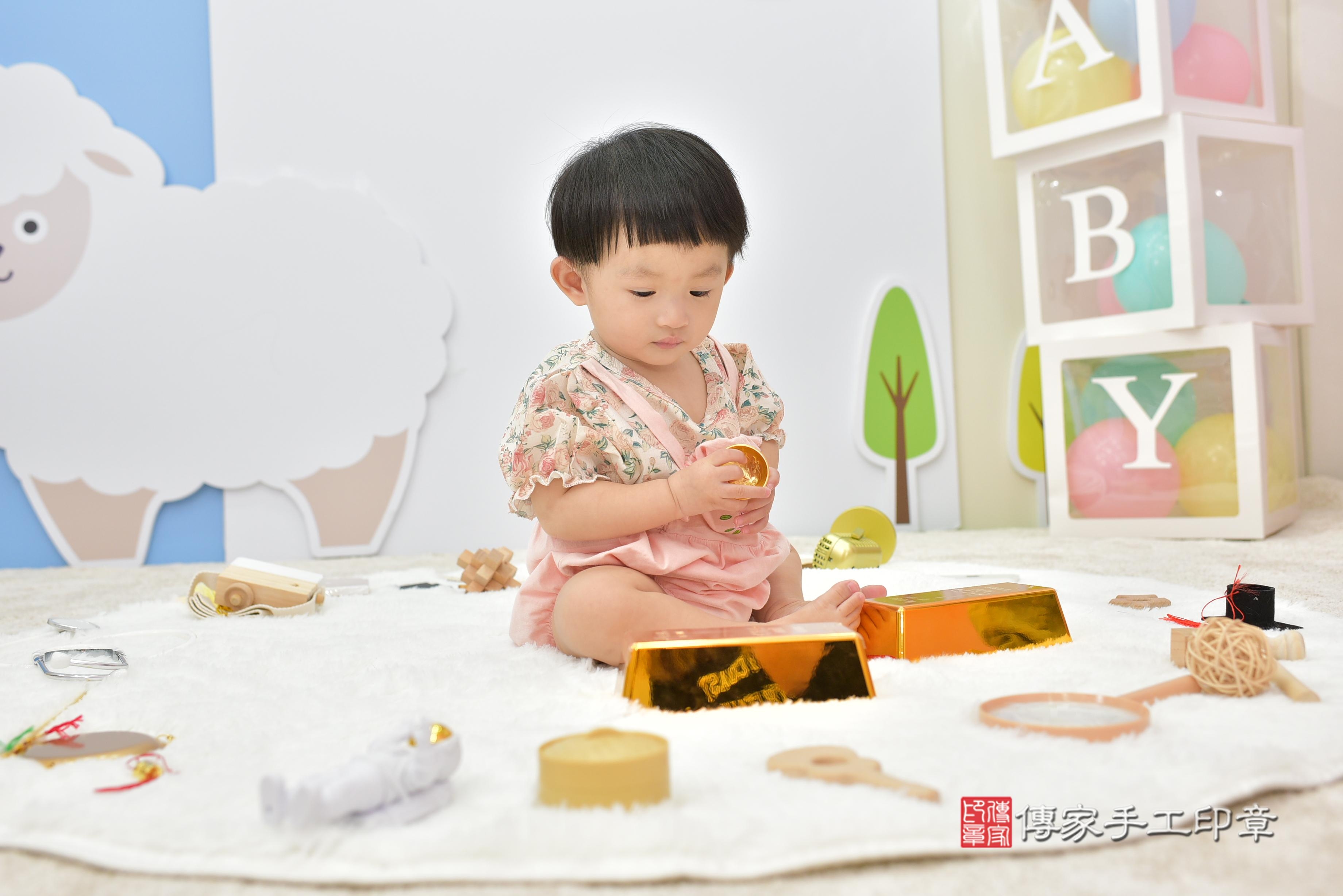 傳家手工印章桃園店、抓周、度脺、美式風會場、傳家嬰兒古禮、吉祥話、抓周道具物品24種、拍照。抓周證書。寶寶抓周、滿周歲、生日快樂、祝福