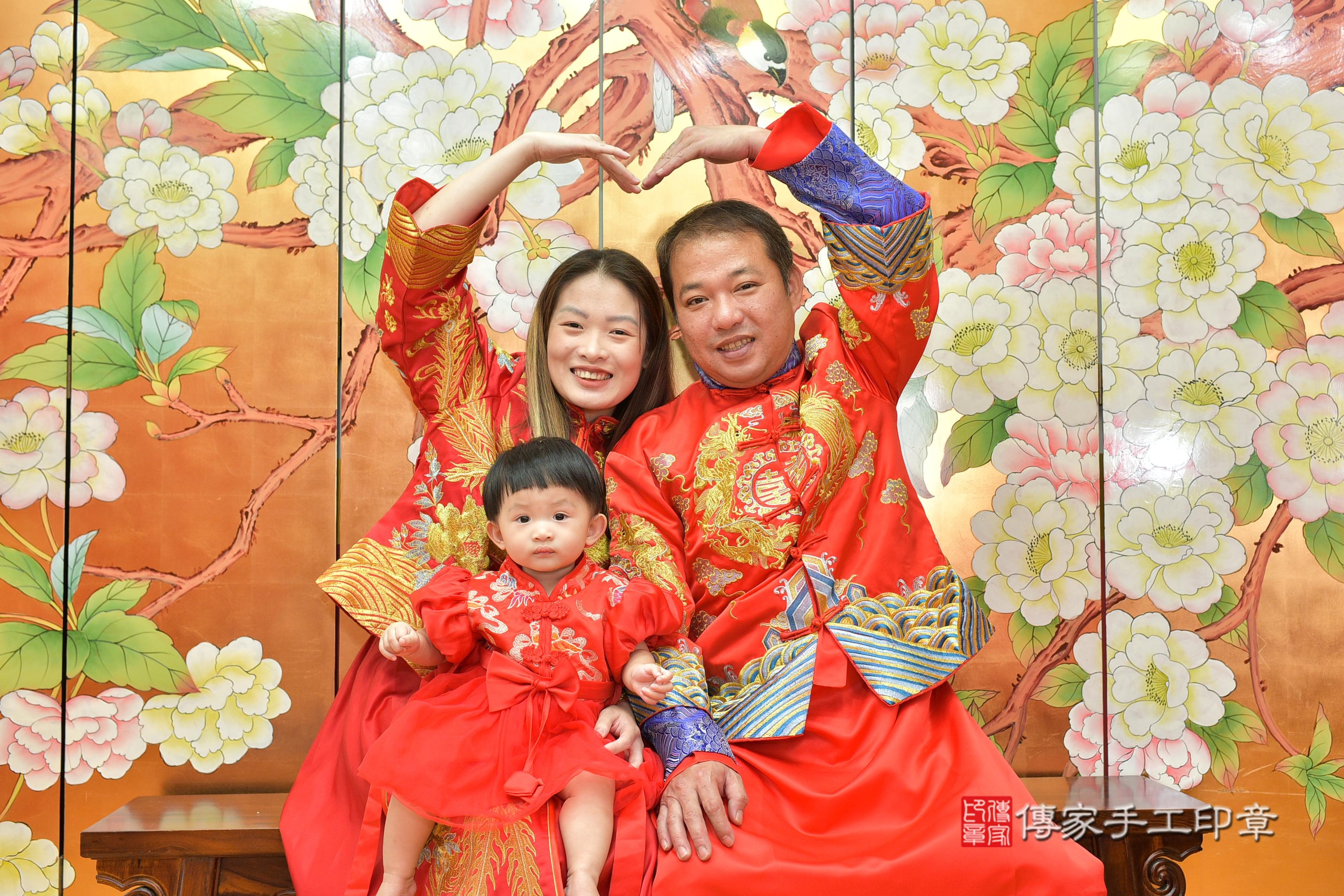 傳家手工印章桃園店、抓周、度脺、美式風會場、傳家嬰兒古禮、吉祥話、抓周道具物品24種、拍照。抓周證書。寶寶抓周、滿周歲、生日快樂、祝福