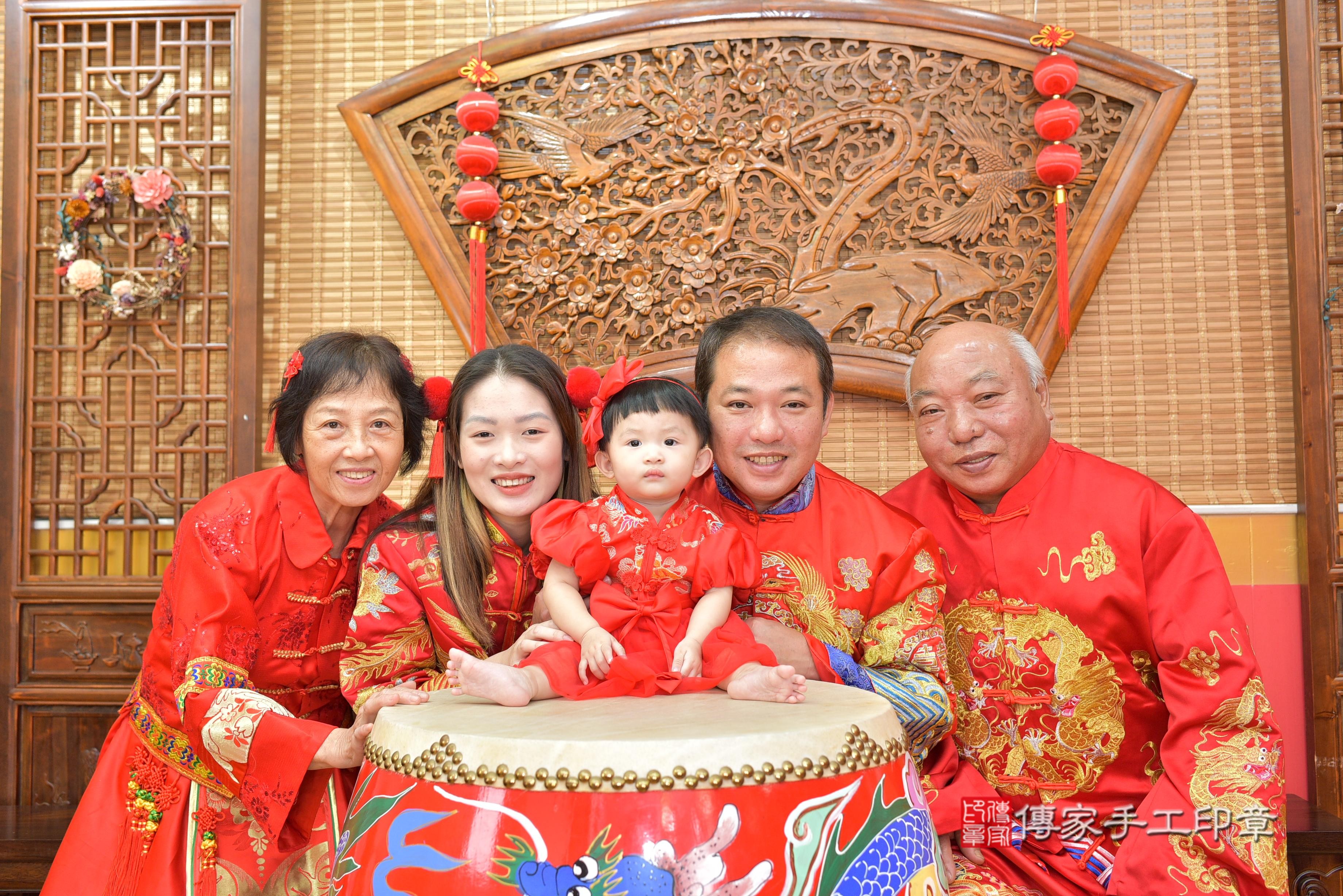 傳家手工印章桃園店、抓周、度脺、美式風會場、傳家嬰兒古禮、吉祥話、抓周道具物品24種、拍照。抓周證書。寶寶抓周、滿周歲、生日快樂、祝福