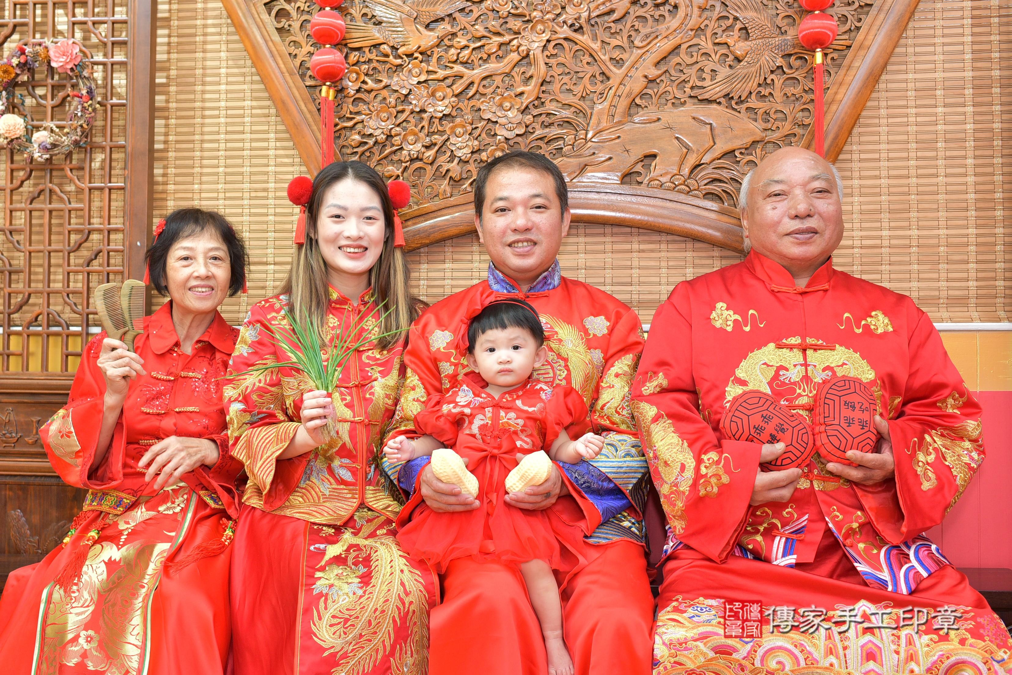 傳家手工印章桃園店、抓周、度脺、美式風會場、傳家嬰兒古禮、吉祥話、抓周道具物品24種、拍照。抓周證書。寶寶抓周、滿周歲、生日快樂、祝福