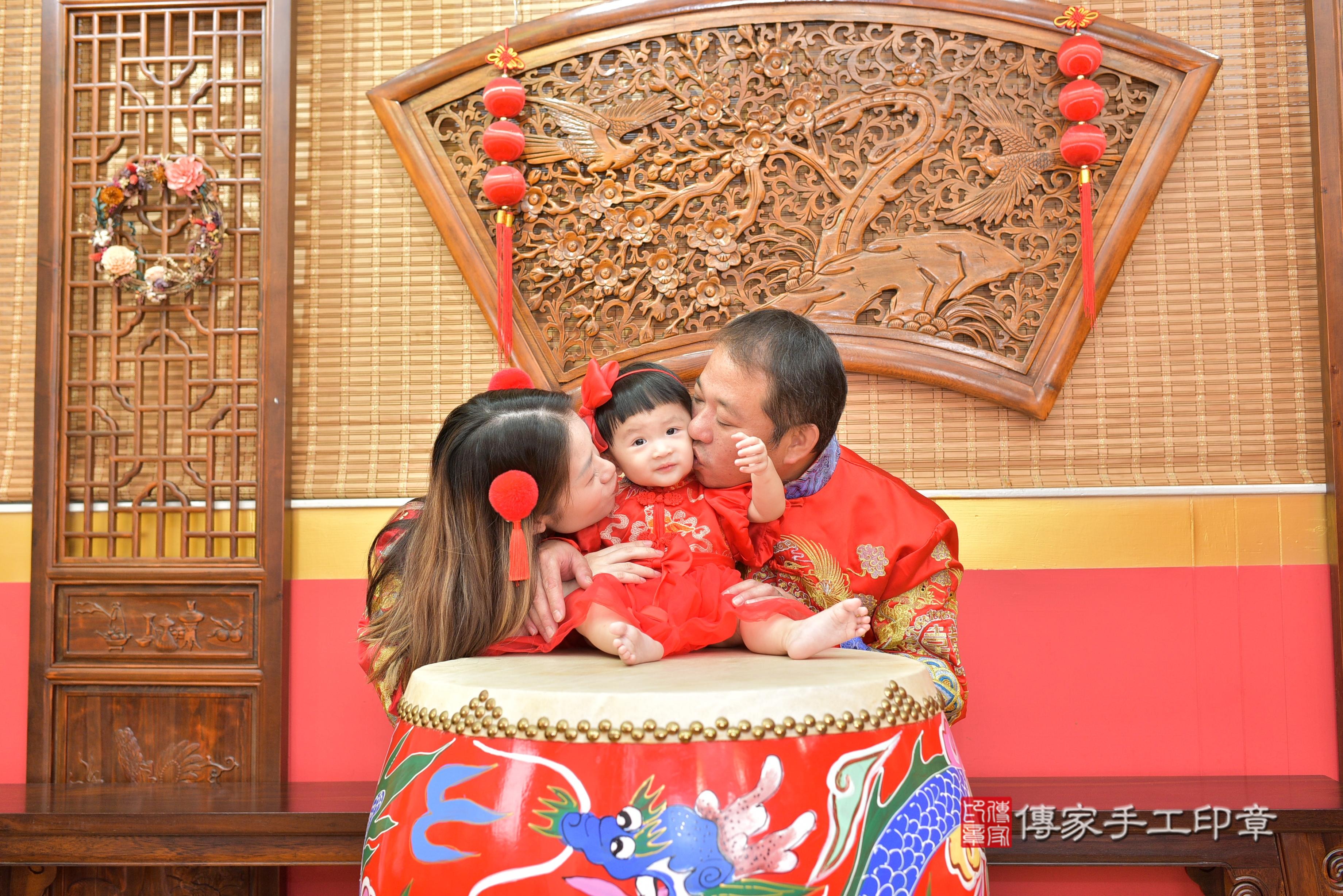 傳家手工印章桃園店、抓周、度脺、美式風會場、傳家嬰兒古禮、吉祥話、抓周道具物品24種、拍照。抓周證書。寶寶抓周、滿周歲、生日快樂、祝福