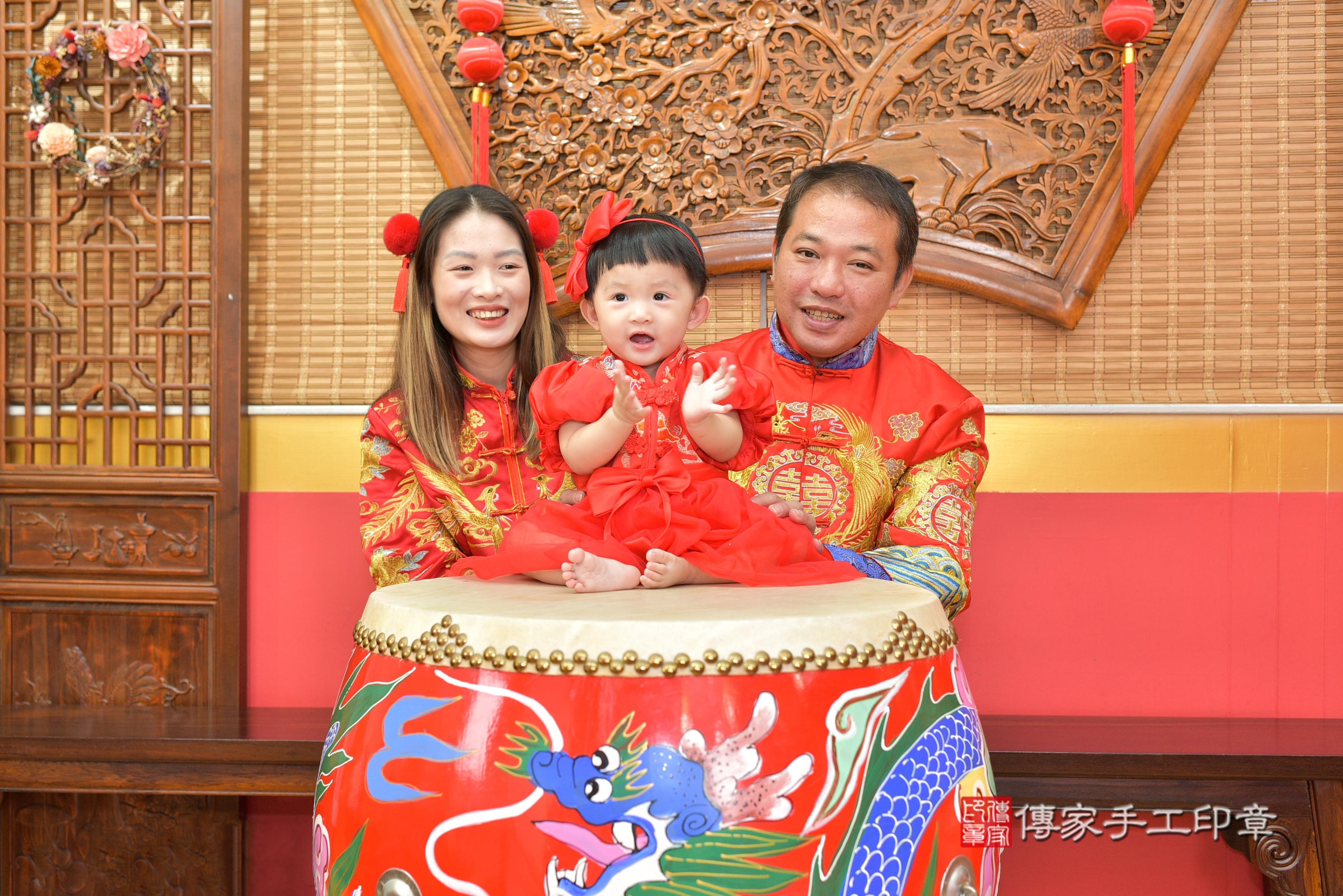 傳家手工印章桃園店、抓周、度脺、美式風會場、傳家嬰兒古禮、吉祥話、抓周道具物品24種、拍照。抓周證書。寶寶抓周、滿周歲、生日快樂、祝福