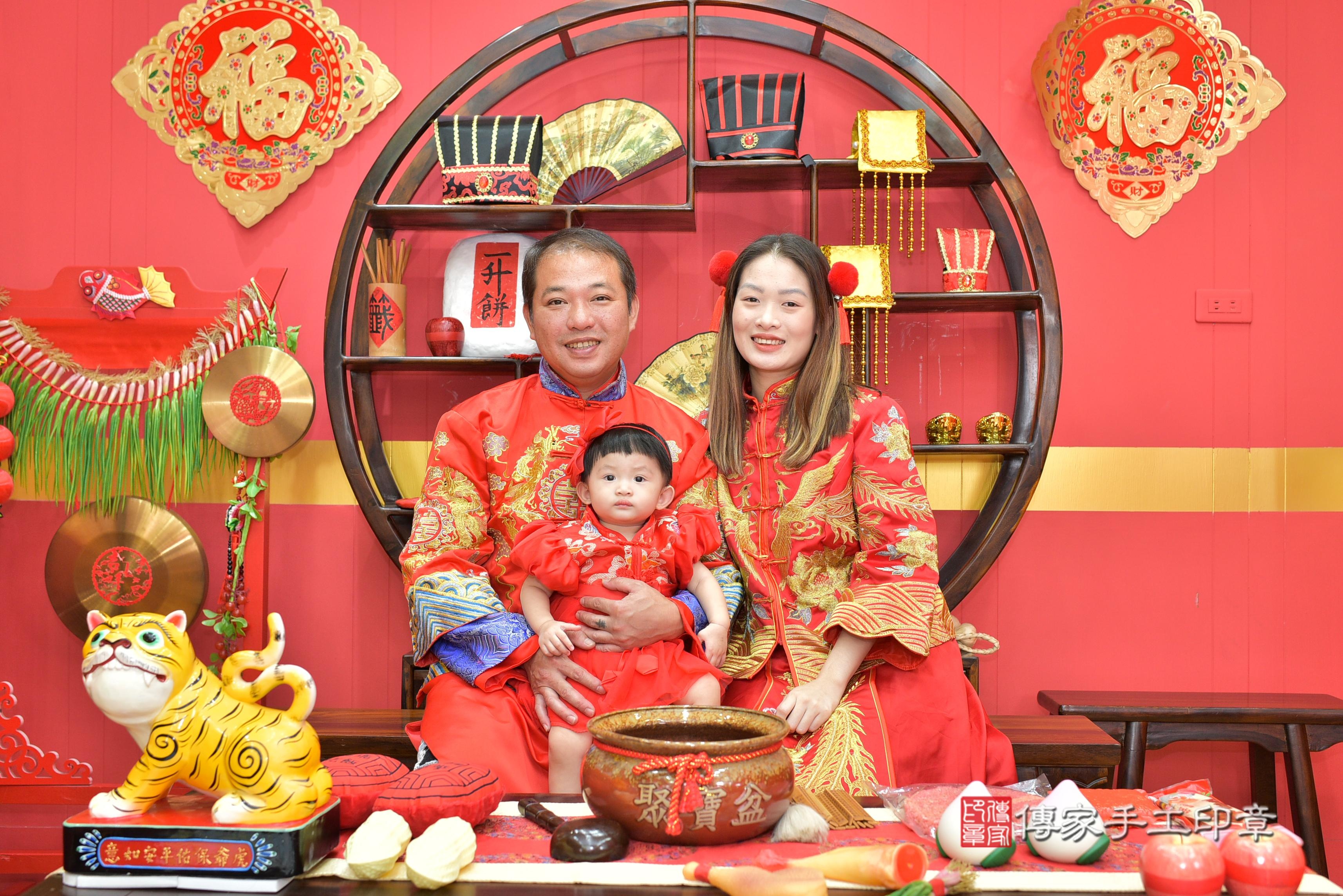 傳家手工印章桃園店、抓周、度脺、美式風會場、傳家嬰兒古禮、吉祥話、抓周道具物品24種、拍照。抓周證書。寶寶抓周、滿周歲、生日快樂、祝福