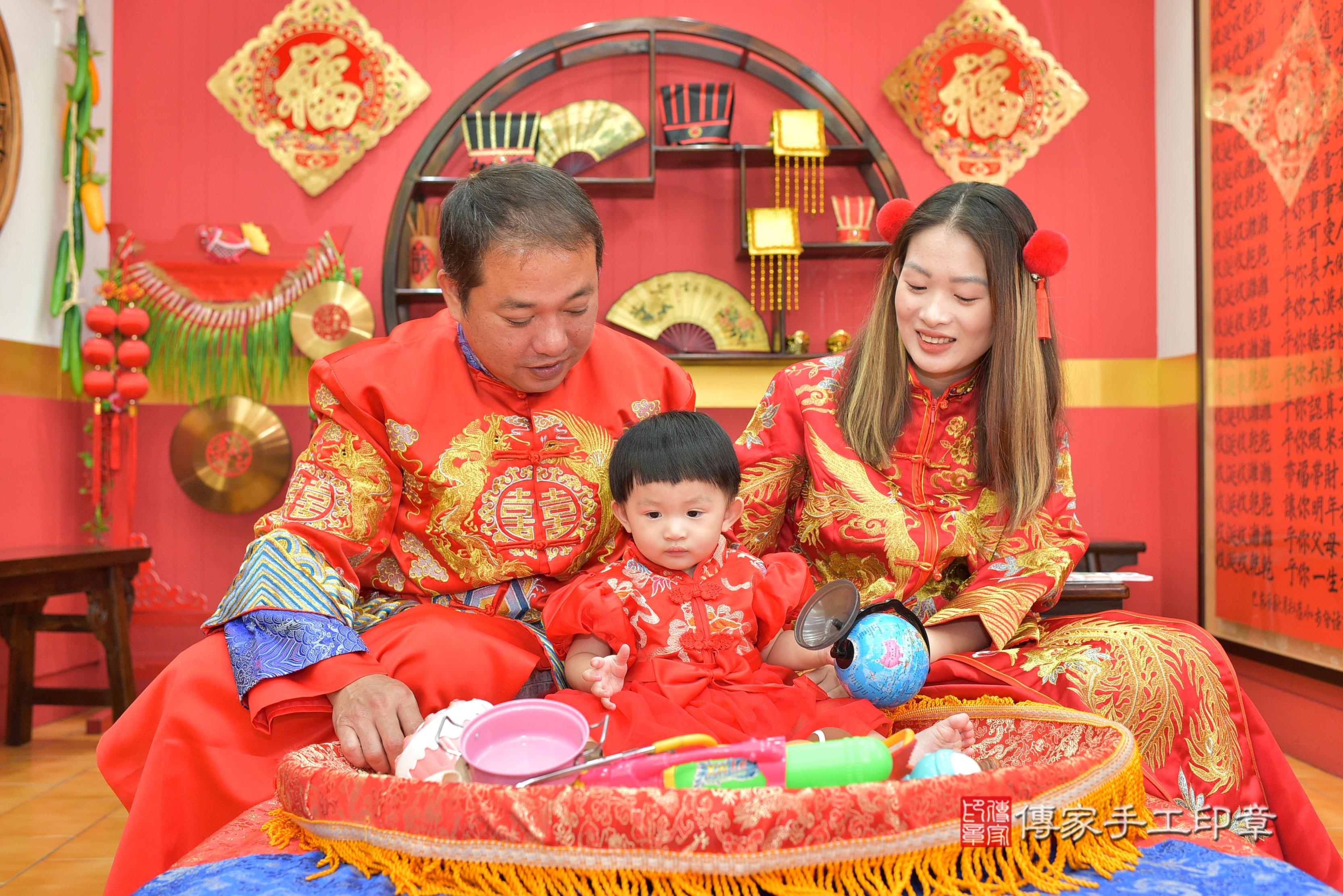 傳家手工印章桃園店、抓周、度脺、美式風會場、傳家嬰兒古禮、吉祥話、抓周道具物品24種、拍照。抓周證書。寶寶抓周、滿周歲、生日快樂、祝福