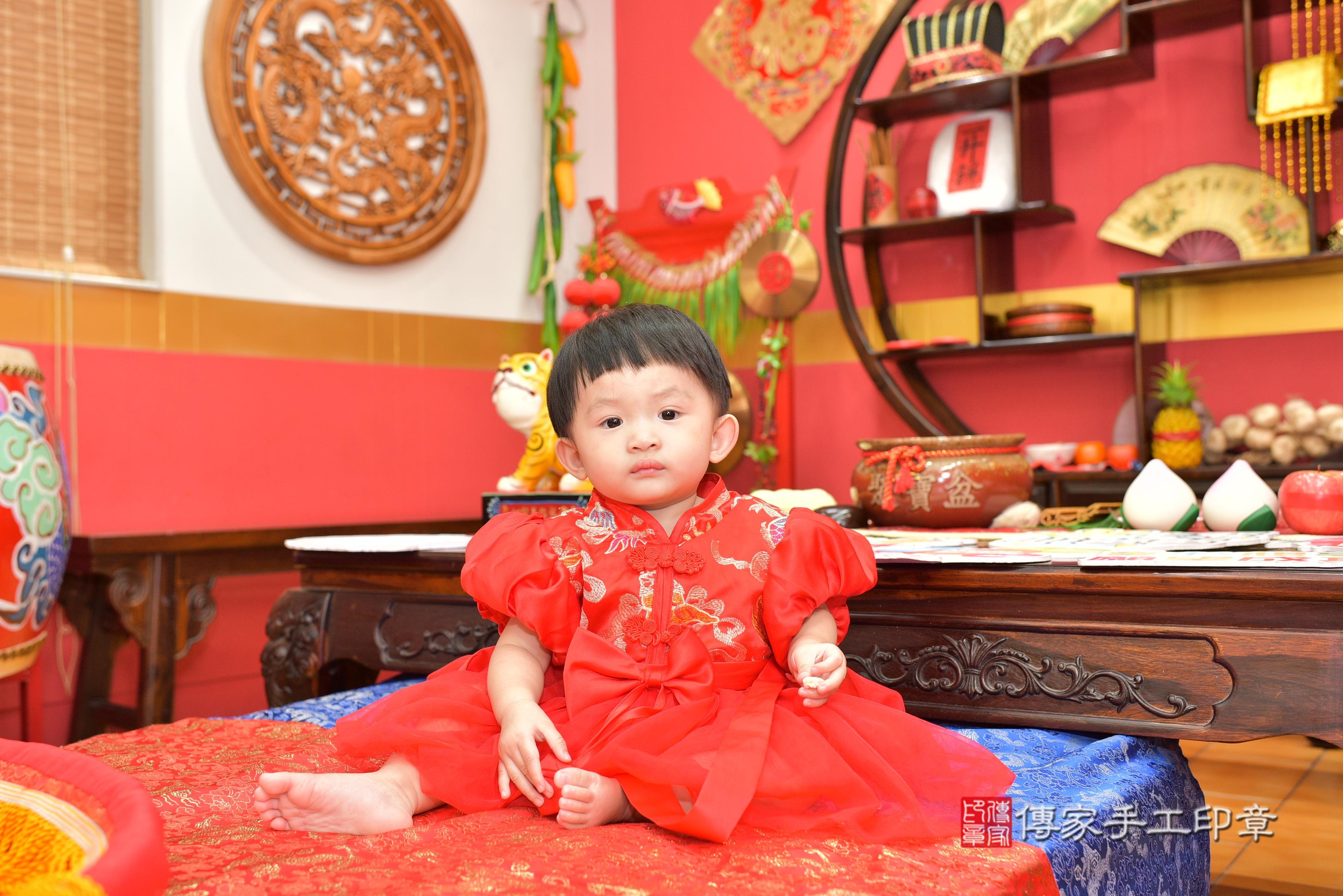 傳家手工印章桃園店、抓周、度脺、美式風會場、傳家嬰兒古禮、吉祥話、抓周道具物品24種、拍照。抓周證書。寶寶抓周、滿周歲、生日快樂、祝福