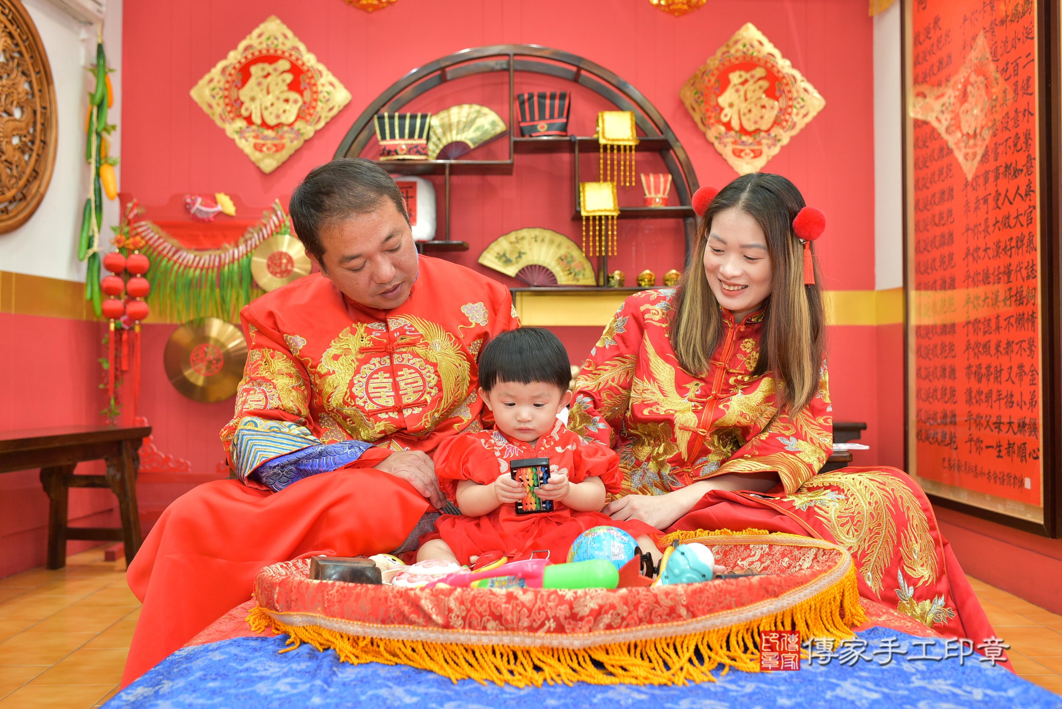 傳家手工印章桃園店、抓周、度脺、美式風會場、傳家嬰兒古禮、吉祥話、抓周道具物品24種、拍照。抓周證書。寶寶抓周、滿周歲、生日快樂、祝福