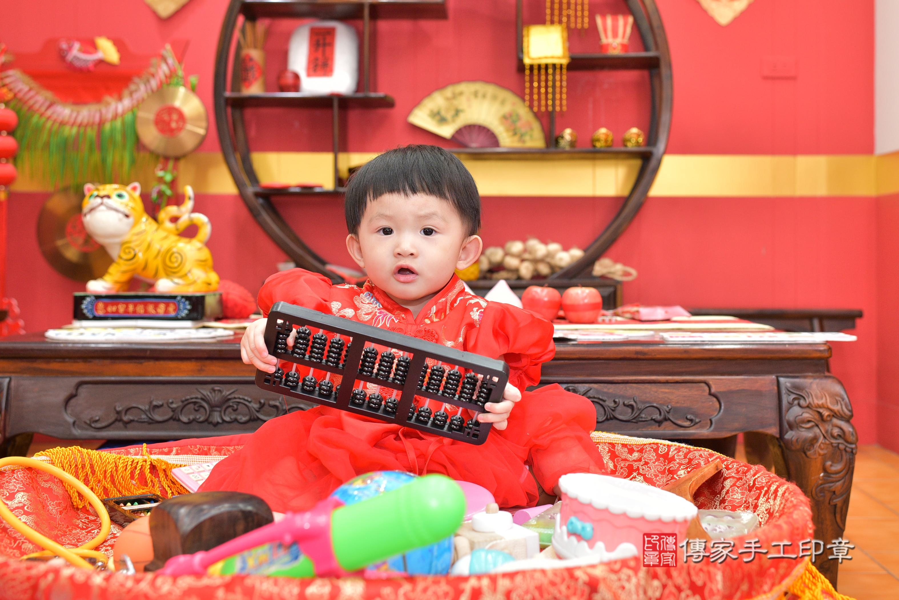 傳家手工印章桃園店、抓周、度脺、美式風會場、傳家嬰兒古禮、吉祥話、抓周道具物品24種、拍照。抓周證書。寶寶抓周、滿周歲、生日快樂、祝福