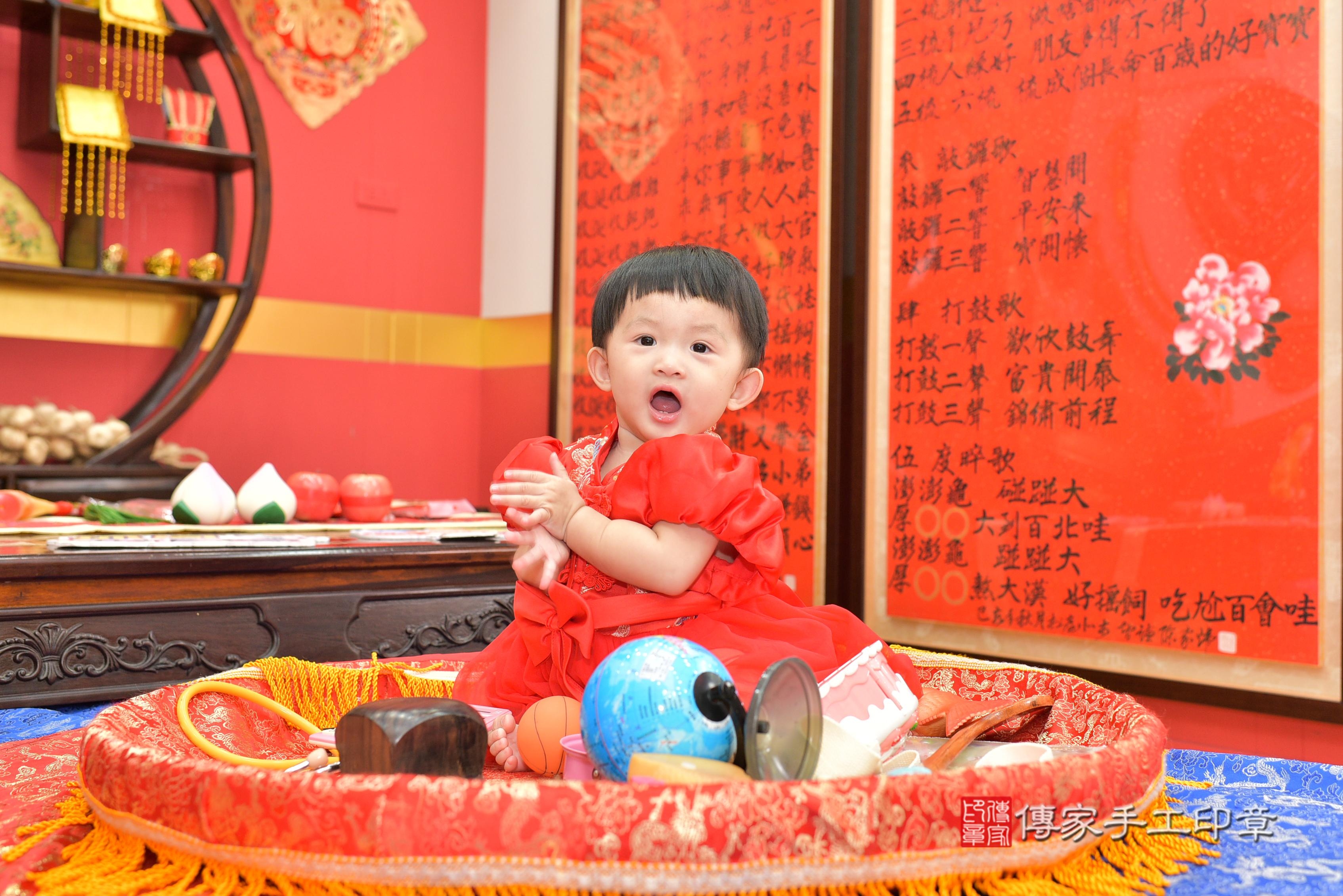 傳家手工印章桃園店、抓周、度脺、美式風會場、傳家嬰兒古禮、吉祥話、抓周道具物品24種、拍照。抓周證書。寶寶抓周、滿周歲、生日快樂、祝福