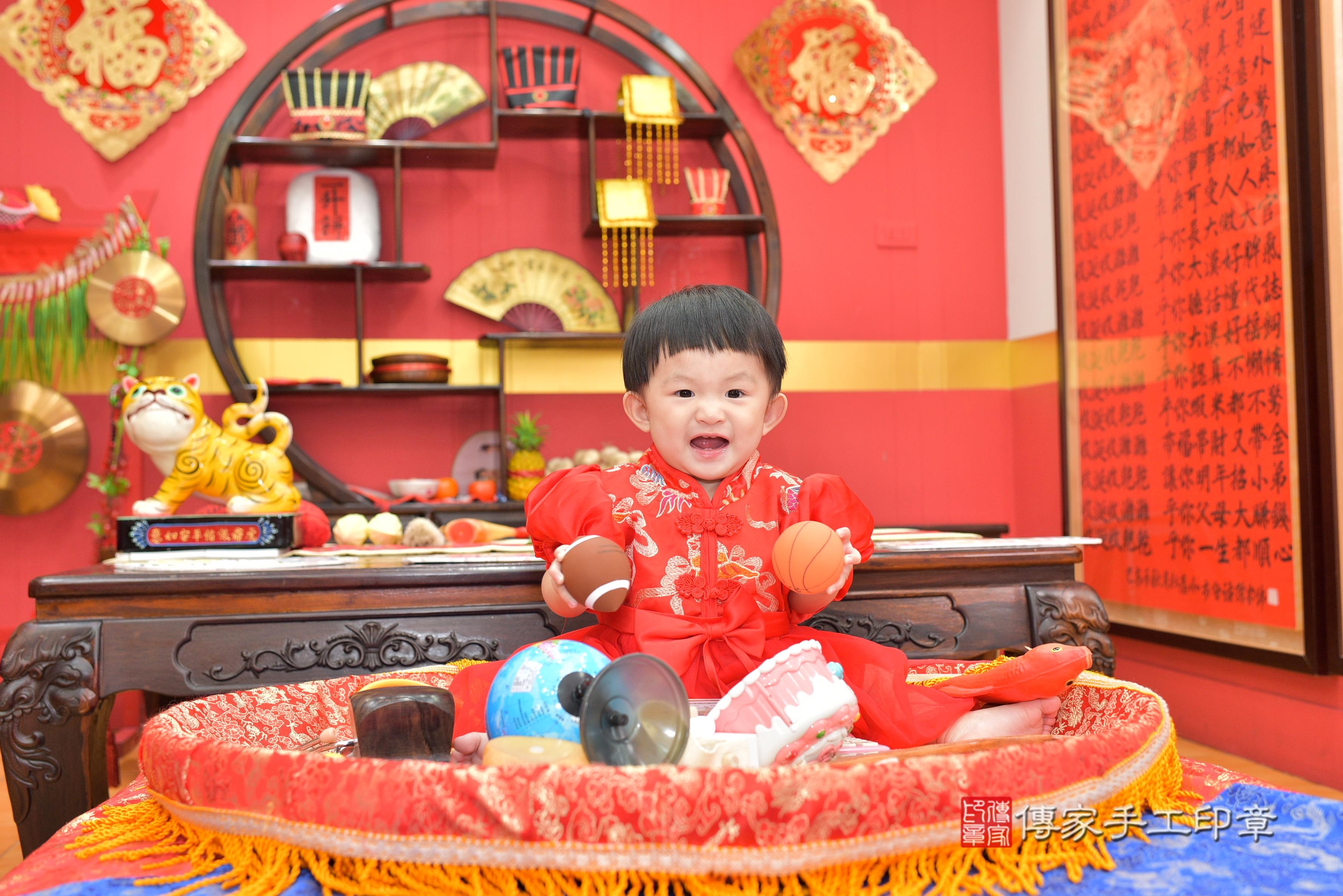 傳家手工印章桃園店、抓周、度脺、美式風會場、傳家嬰兒古禮、吉祥話、抓周道具物品24種、拍照。抓周證書。寶寶抓周、滿周歲、生日快樂、祝福