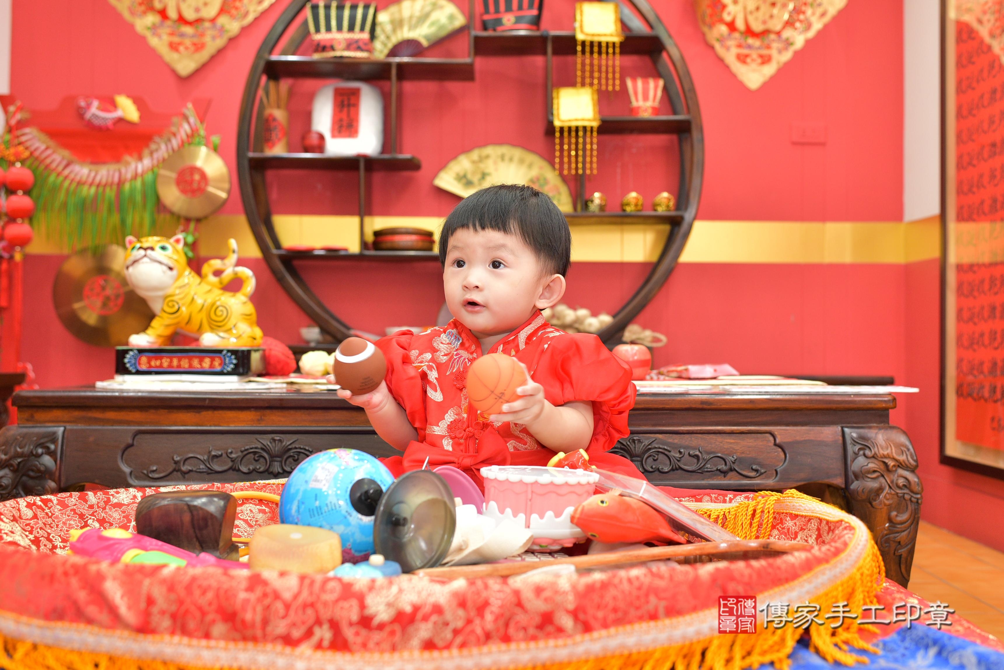 傳家手工印章桃園店、抓周、度脺、美式風會場、傳家嬰兒古禮、吉祥話、抓周道具物品24種、拍照。抓周證書。寶寶抓周、滿周歲、生日快樂、祝福