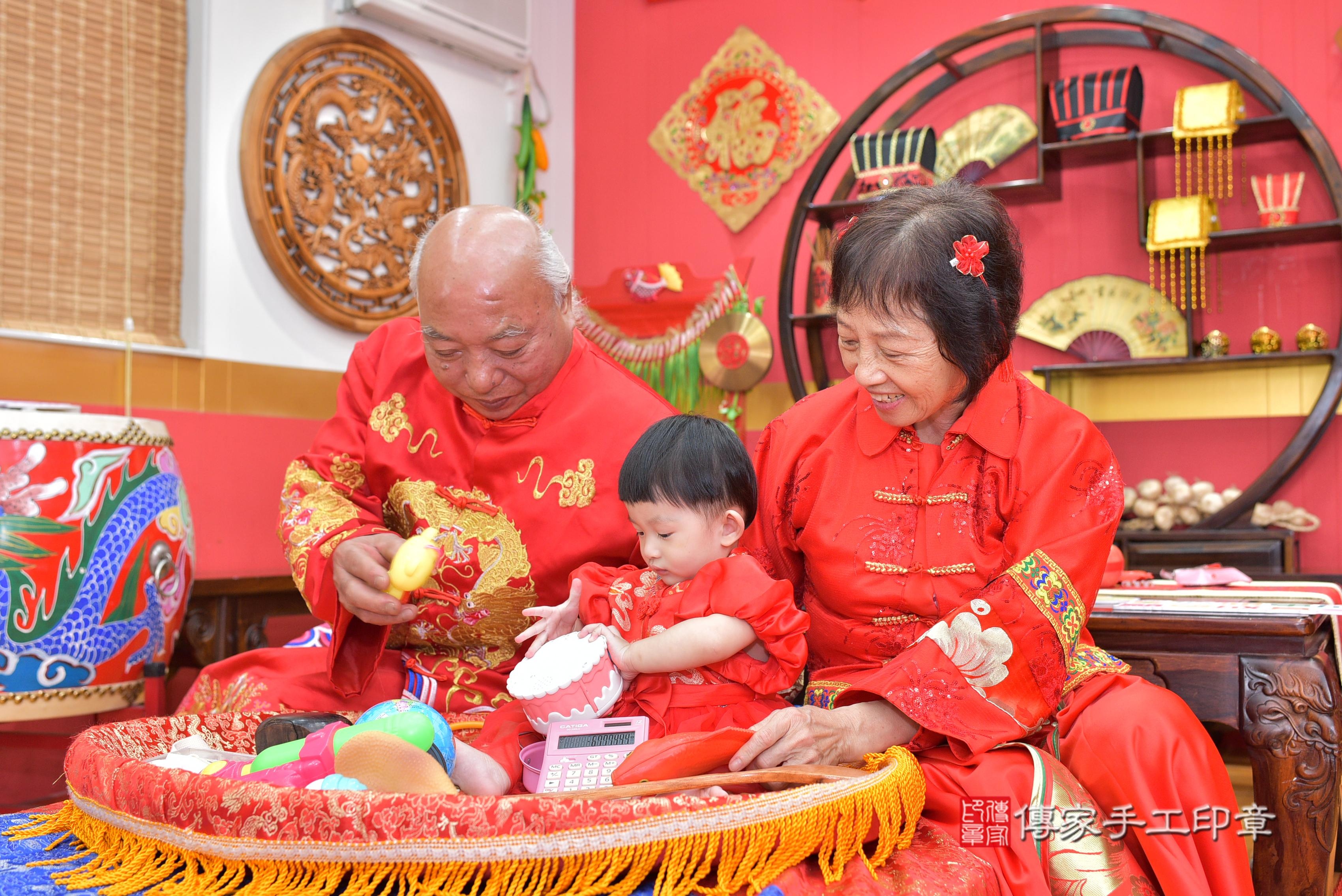 傳家手工印章桃園店、抓周、度脺、美式風會場、傳家嬰兒古禮、吉祥話、抓周道具物品24種、拍照。抓周證書。寶寶抓周、滿周歲、生日快樂、祝福