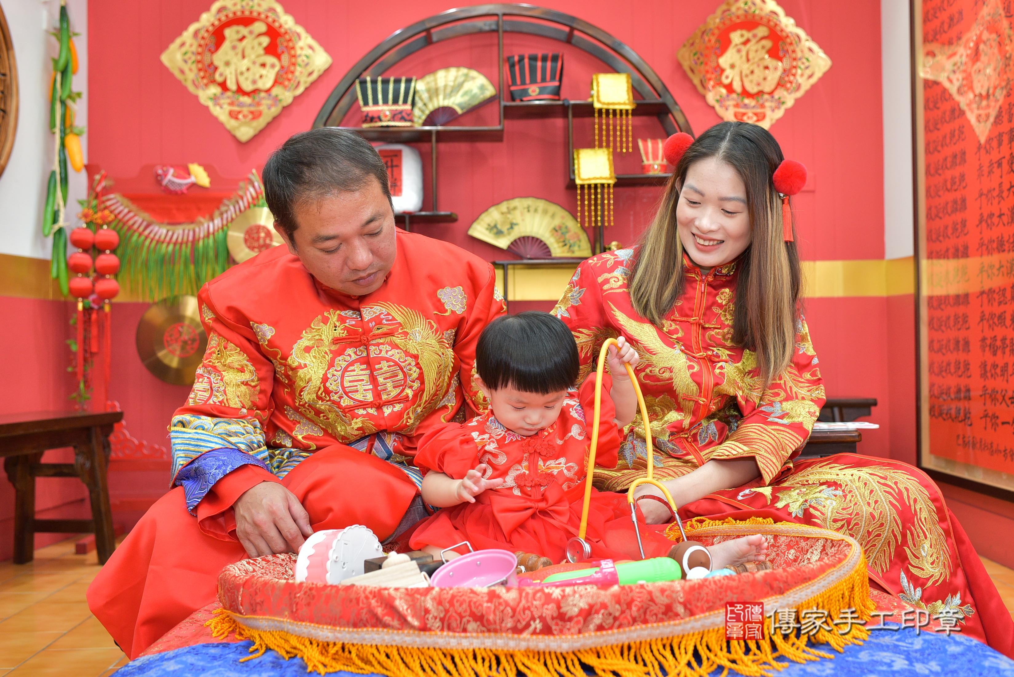 傳家手工印章桃園店、抓周、度脺、美式風會場、傳家嬰兒古禮、吉祥話、抓周道具物品24種、拍照。抓周證書。寶寶抓周、滿周歲、生日快樂、祝福