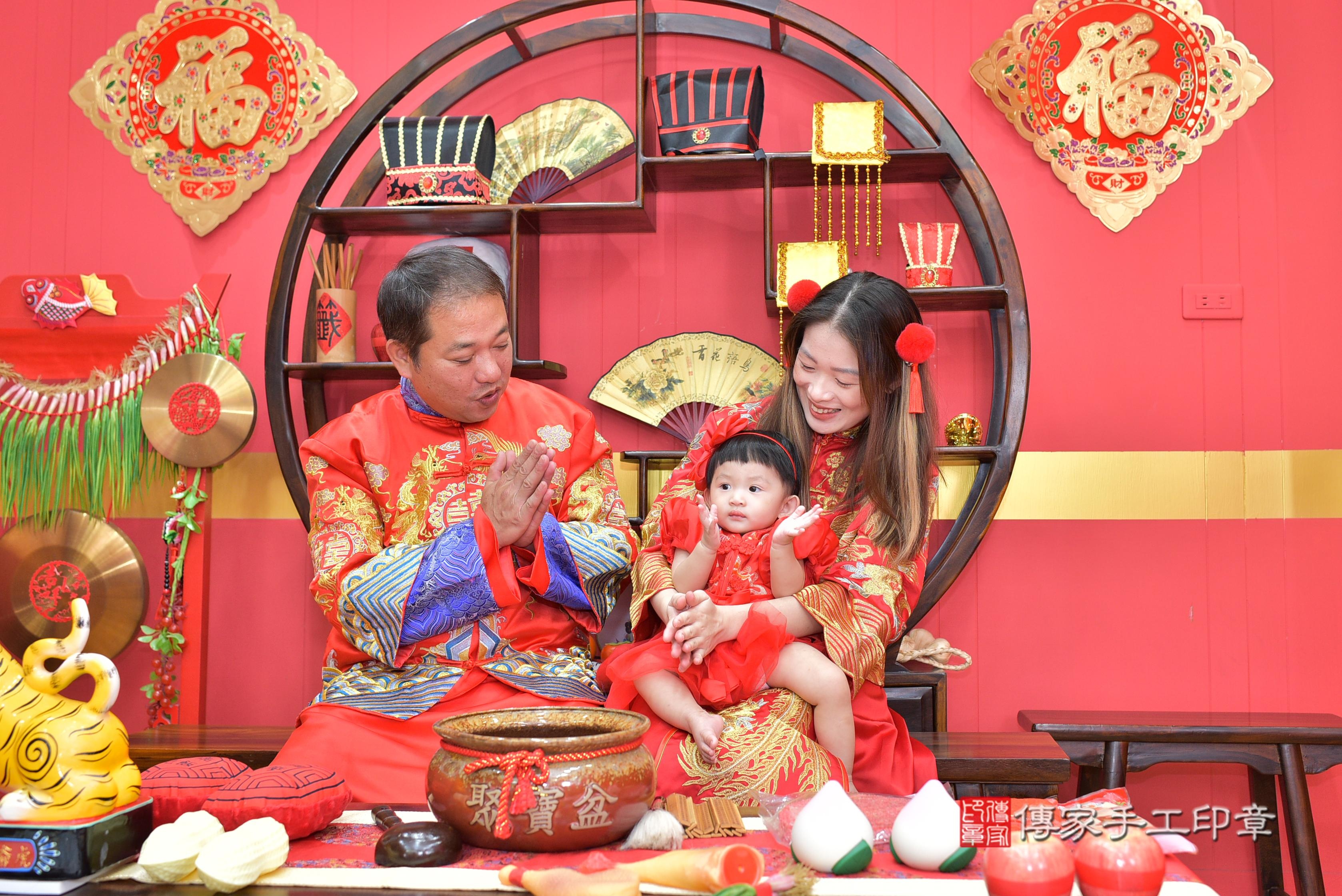 傳家手工印章桃園店、抓周、度脺、美式風會場、傳家嬰兒古禮、吉祥話、抓周道具物品24種、拍照。抓周證書。寶寶抓周、滿周歲、生日快樂、祝福