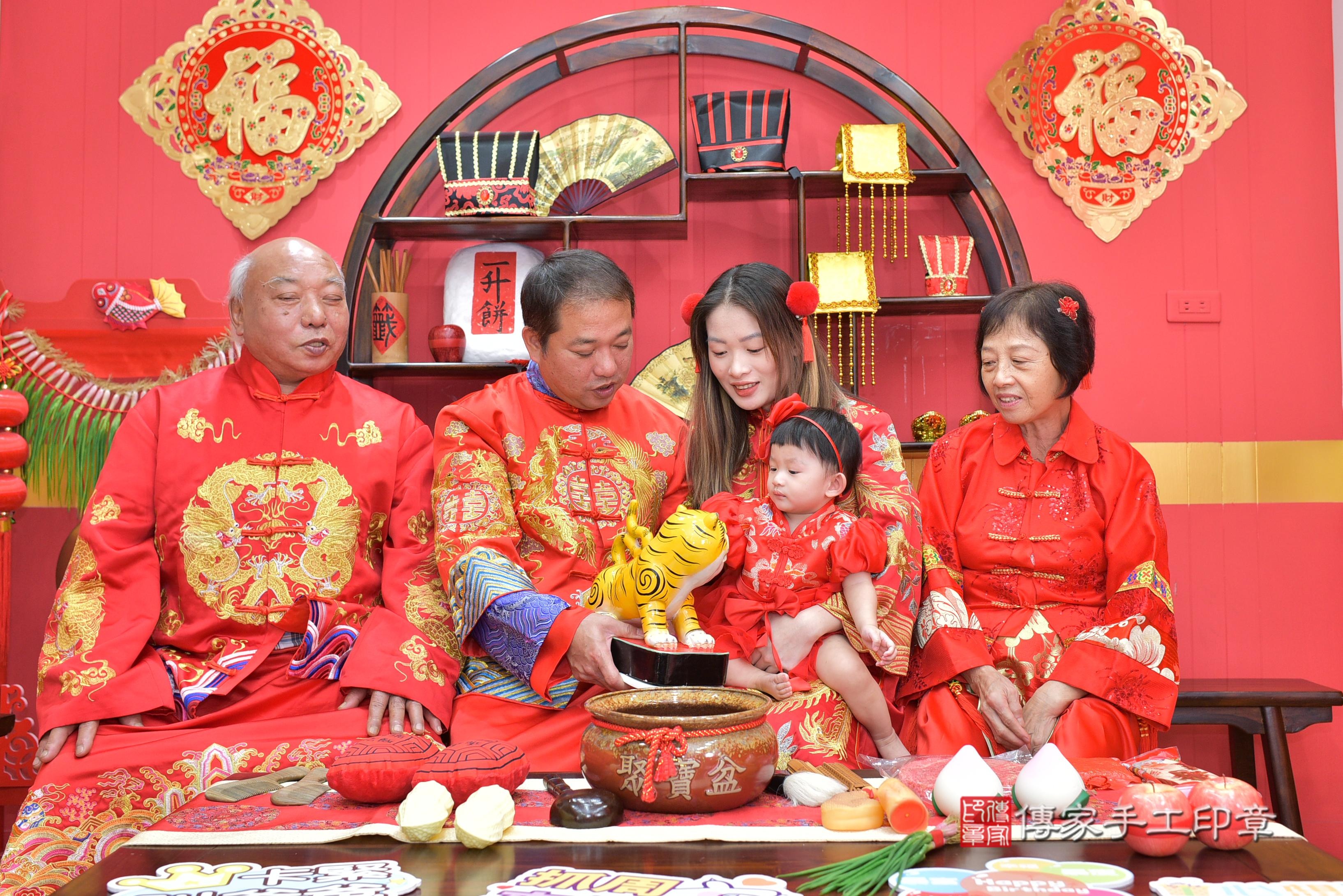 傳家手工印章桃園店、抓周、度脺、美式風會場、傳家嬰兒古禮、吉祥話、抓周道具物品24種、拍照。抓周證書。寶寶抓周、滿周歲、生日快樂、祝福