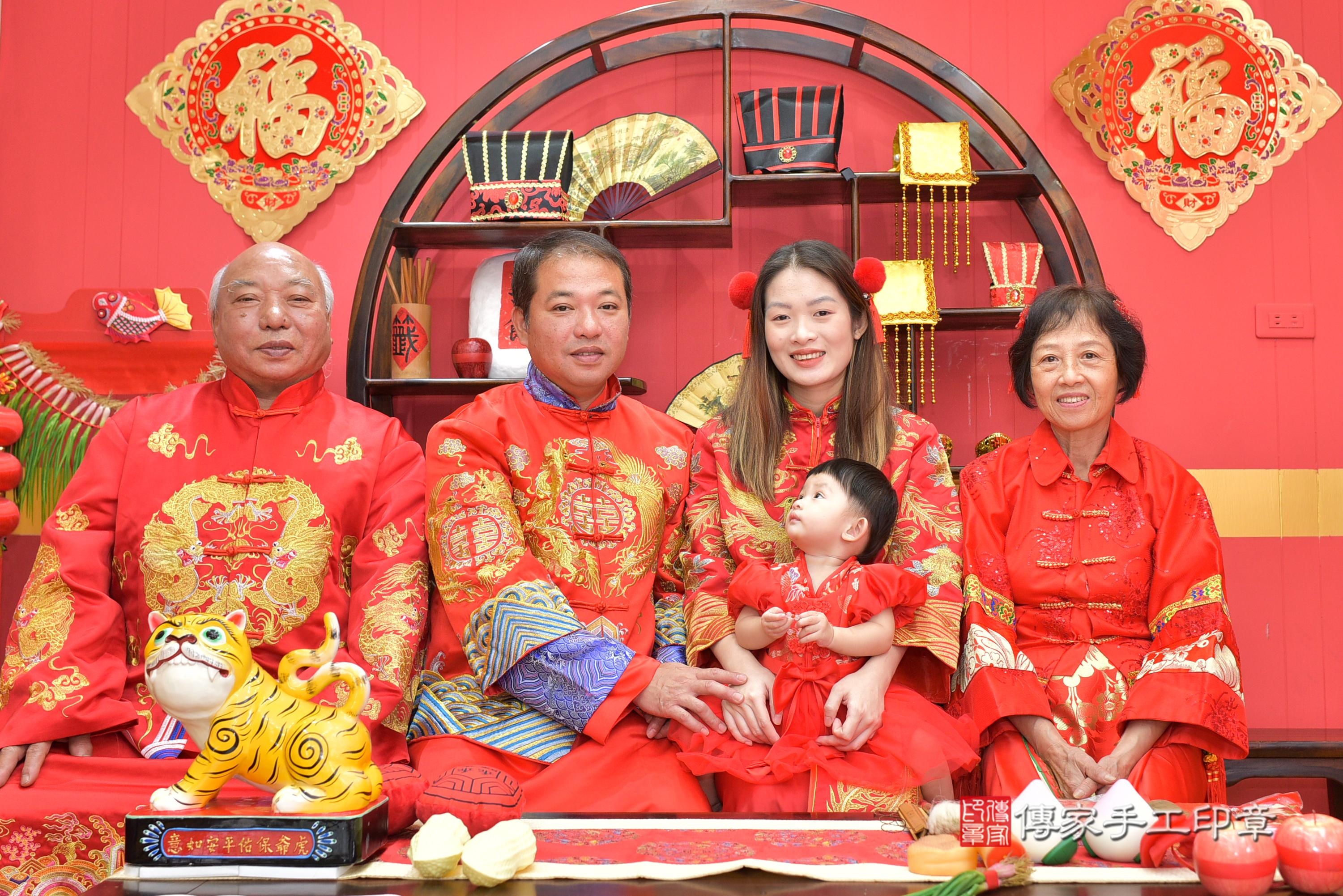 傳家手工印章桃園店、抓周、度脺、美式風會場、傳家嬰兒古禮、吉祥話、抓周道具物品24種、拍照。抓周證書。寶寶抓周、滿周歲、生日快樂、祝福