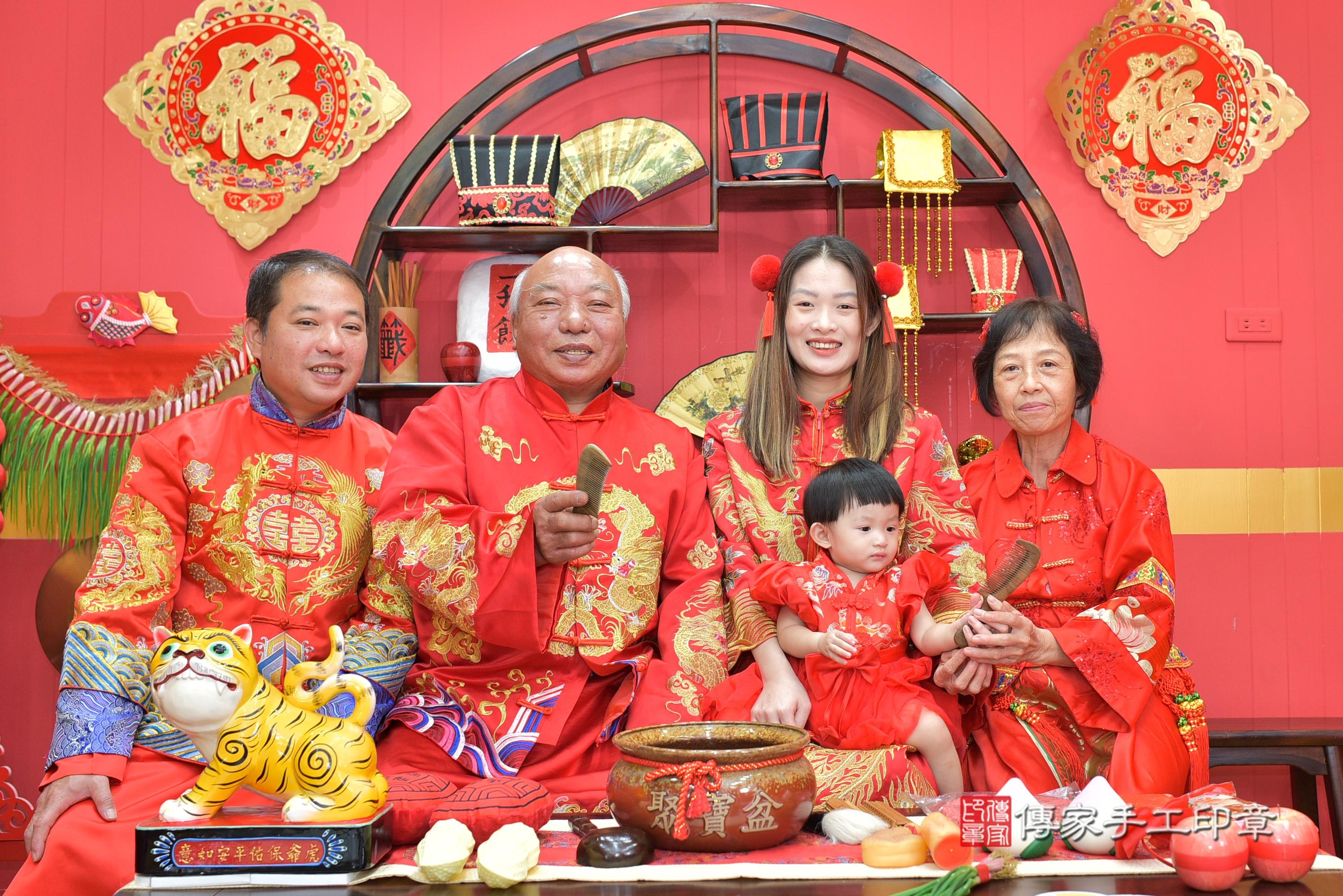 傳家手工印章桃園店、抓周、度脺、美式風會場、傳家嬰兒古禮、吉祥話、抓周道具物品24種、拍照。抓周證書。寶寶抓周、滿周歲、生日快樂、祝福