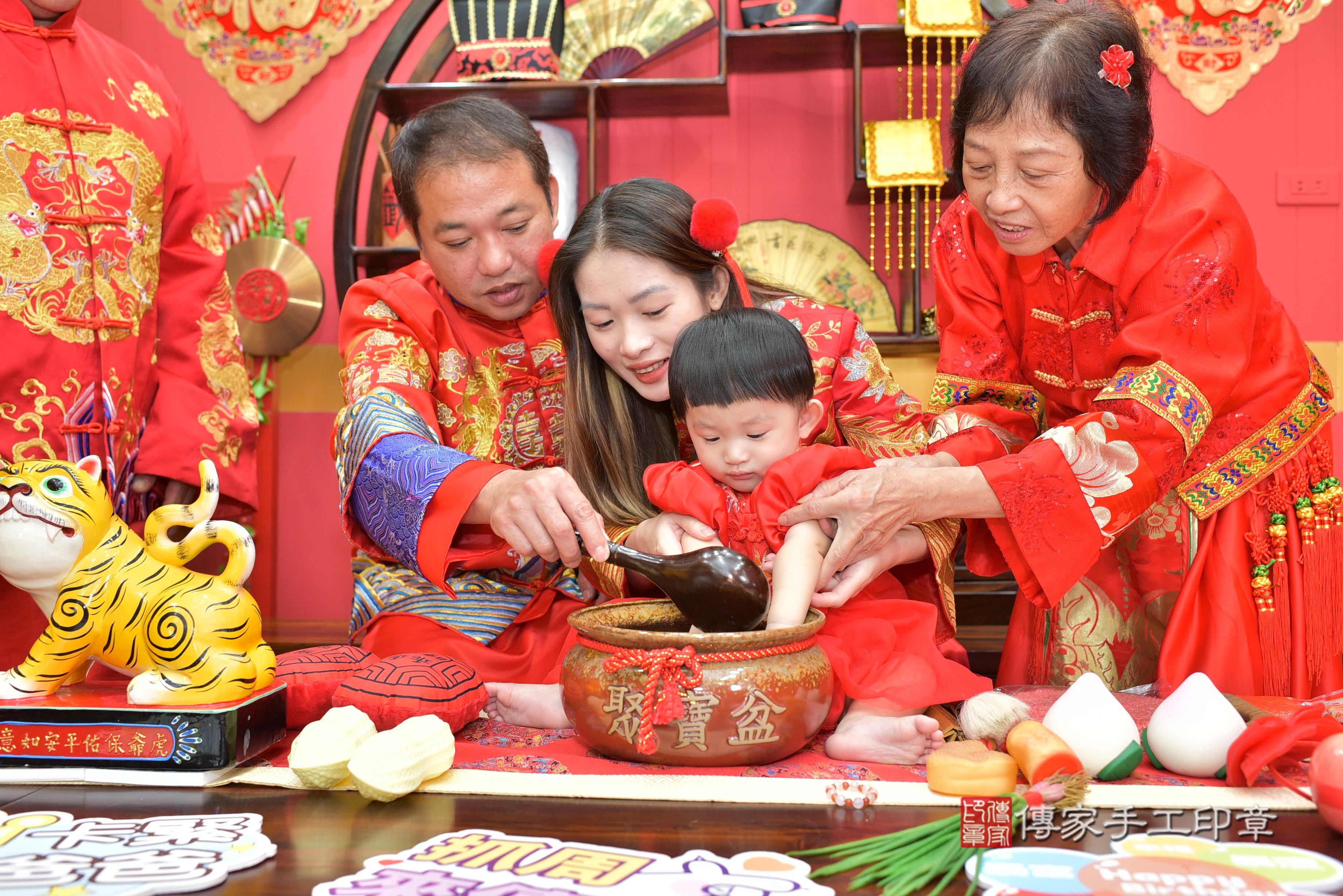 傳家手工印章桃園店、抓周、度脺、美式風會場、傳家嬰兒古禮、吉祥話、抓周道具物品24種、拍照。抓周證書。寶寶抓周、滿周歲、生日快樂、祝福