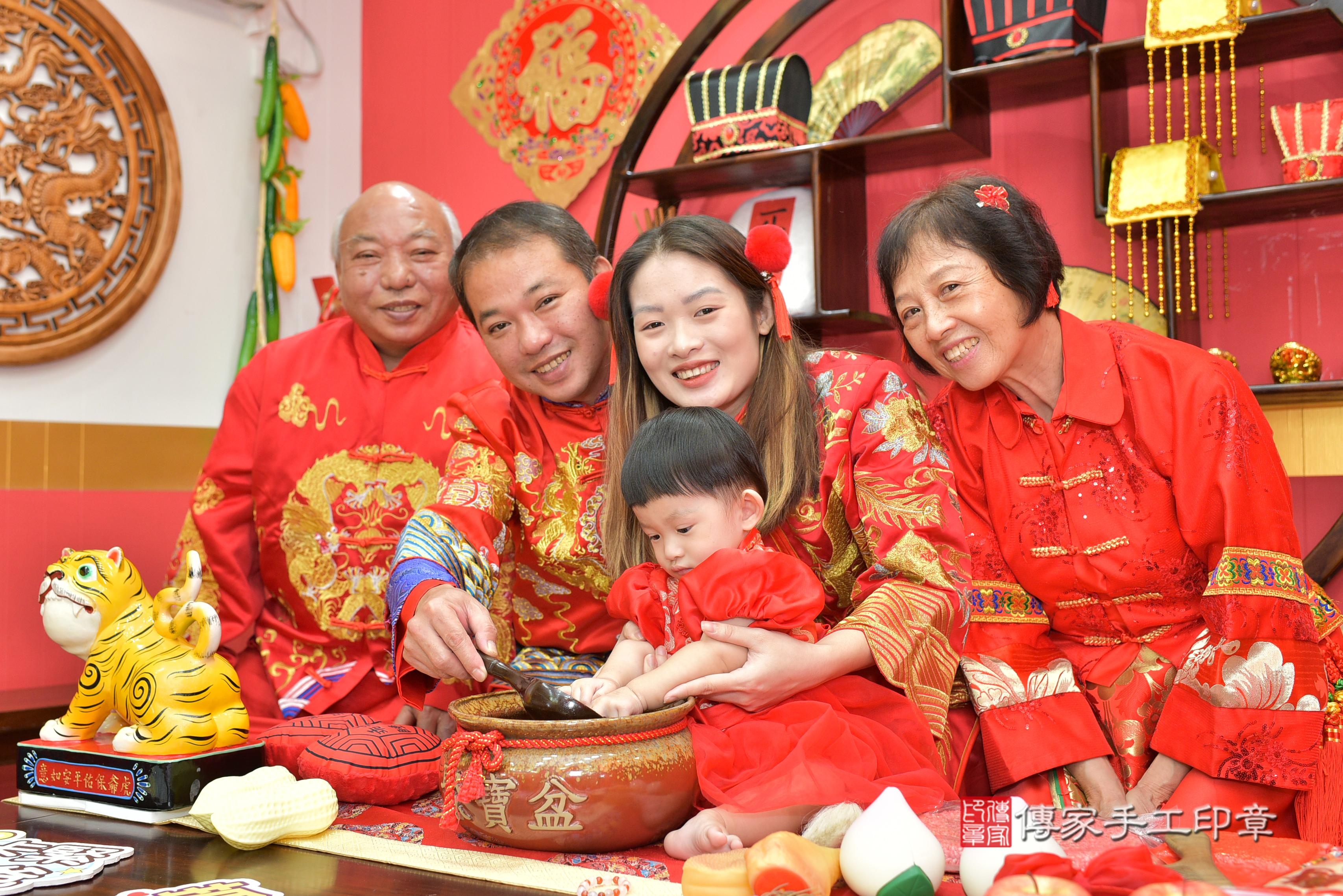 傳家手工印章桃園店、抓周、度脺、美式風會場、傳家嬰兒古禮、吉祥話、抓周道具物品24種、拍照。抓周證書。寶寶抓周、滿周歲、生日快樂、祝福