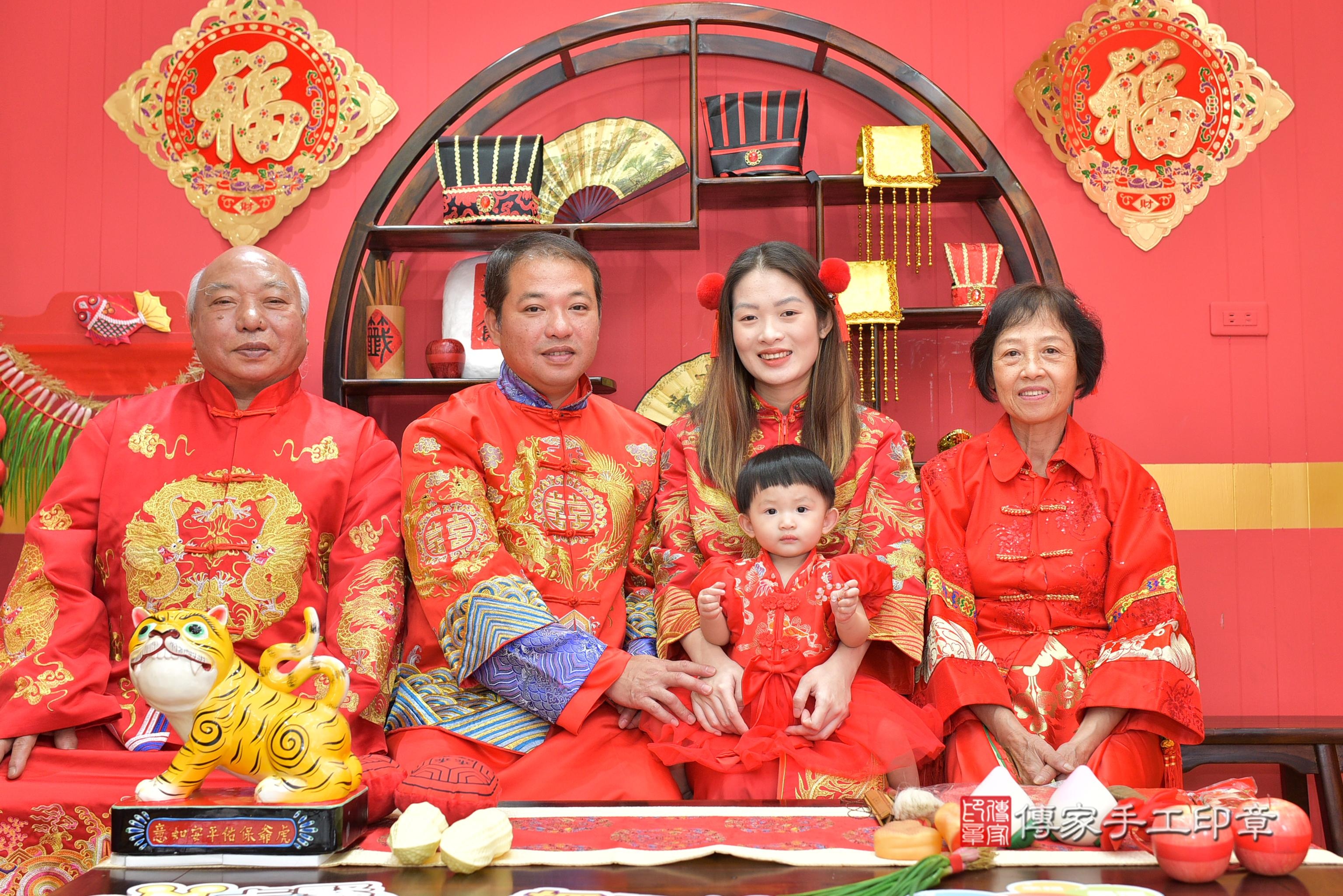 傳家手工印章桃園店、抓周、度脺、美式風會場、傳家嬰兒古禮、吉祥話、抓周道具物品24種、拍照。抓周證書。寶寶抓周、滿周歲、生日快樂、祝福