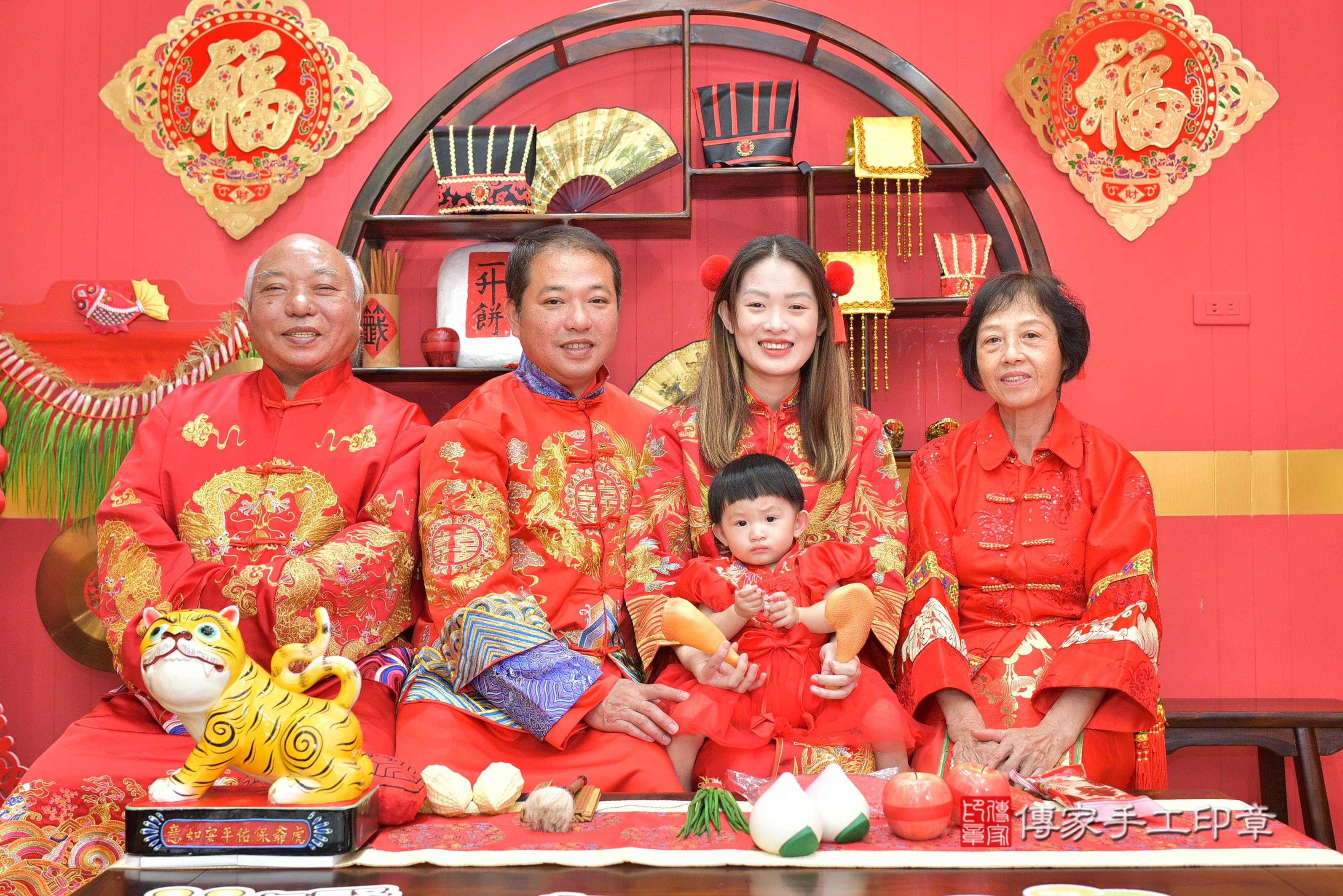 傳家手工印章桃園店、抓周、度脺、美式風會場、傳家嬰兒古禮、吉祥話、抓周道具物品24種、拍照。抓周證書。寶寶抓周、滿周歲、生日快樂、祝福