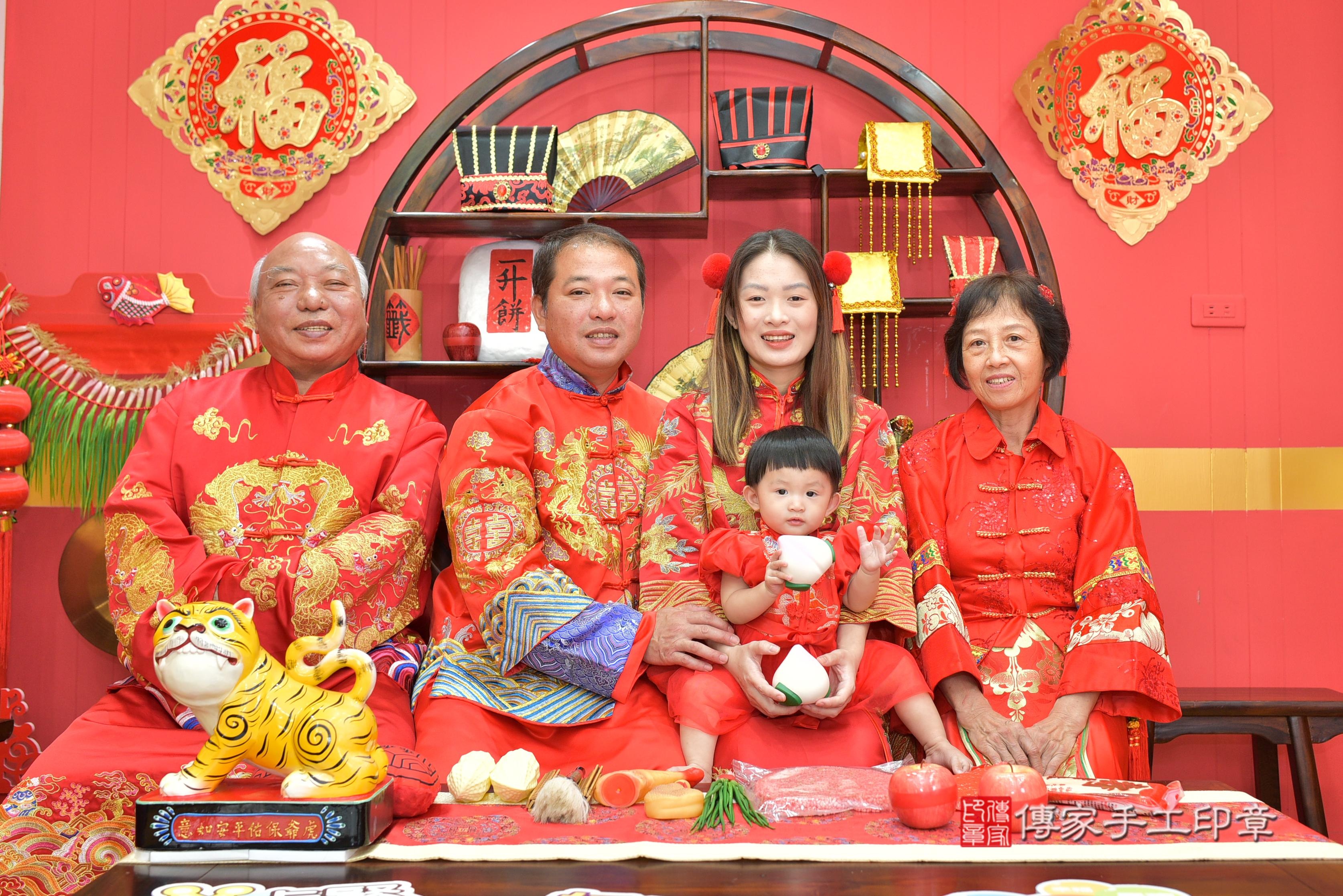 傳家手工印章桃園店、抓周、度脺、美式風會場、傳家嬰兒古禮、吉祥話、抓周道具物品24種、拍照。抓周證書。寶寶抓周、滿周歲、生日快樂、祝福