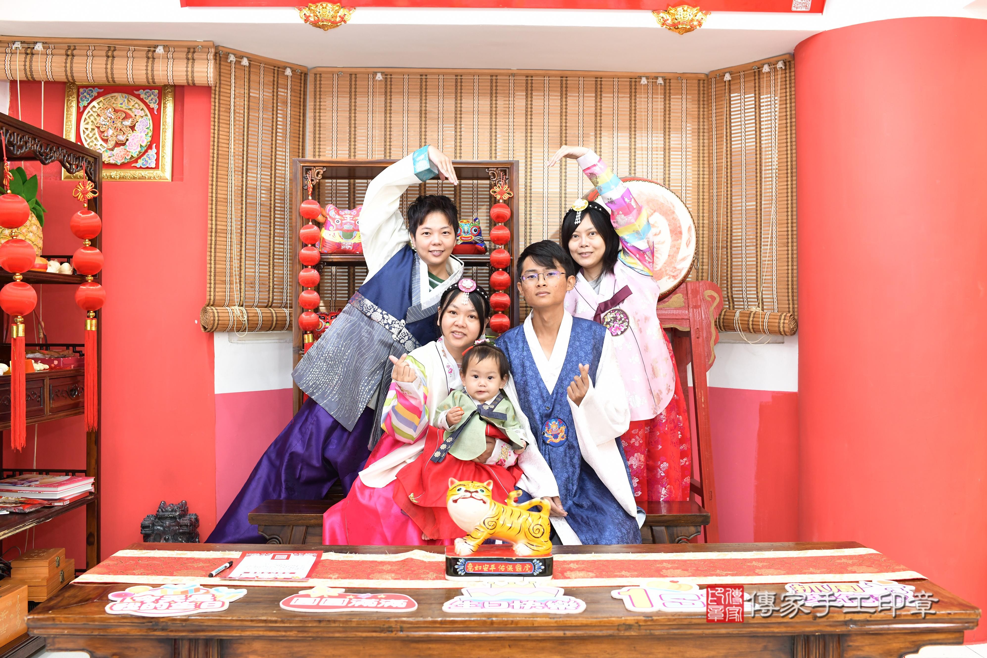 傳家手工印章高雄店、抓周、度脺、美式風會場、傳家嬰兒古禮、吉祥話、抓周道具物品24種、拍照。抓周證書。寶寶抓周、滿周歲、生日快樂、祝福 傳家手工印章高雄店、抓周、度脺、美式風會場、傳家嬰兒古禮、吉祥話、抓周道具物品24種、拍照。抓周證書。寶寶抓周、滿周歲、生日快樂、祝福