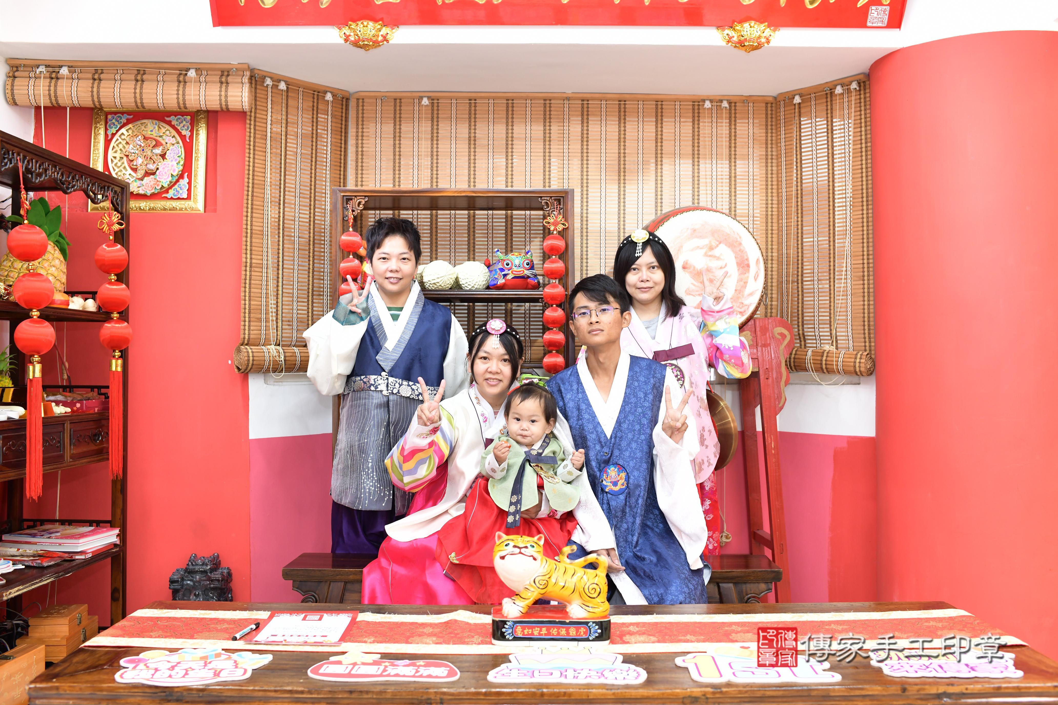 傳家手工印章高雄店、抓周、度脺、美式風會場、傳家嬰兒古禮、吉祥話、抓周道具物品24種、拍照。抓周證書。寶寶抓周、滿周歲、生日快樂、祝福 傳家手工印章高雄店、抓周、度脺、美式風會場、傳家嬰兒古禮、吉祥話、抓周道具物品24種、拍照。抓周證書。寶寶抓周、滿周歲、生日快樂、祝福