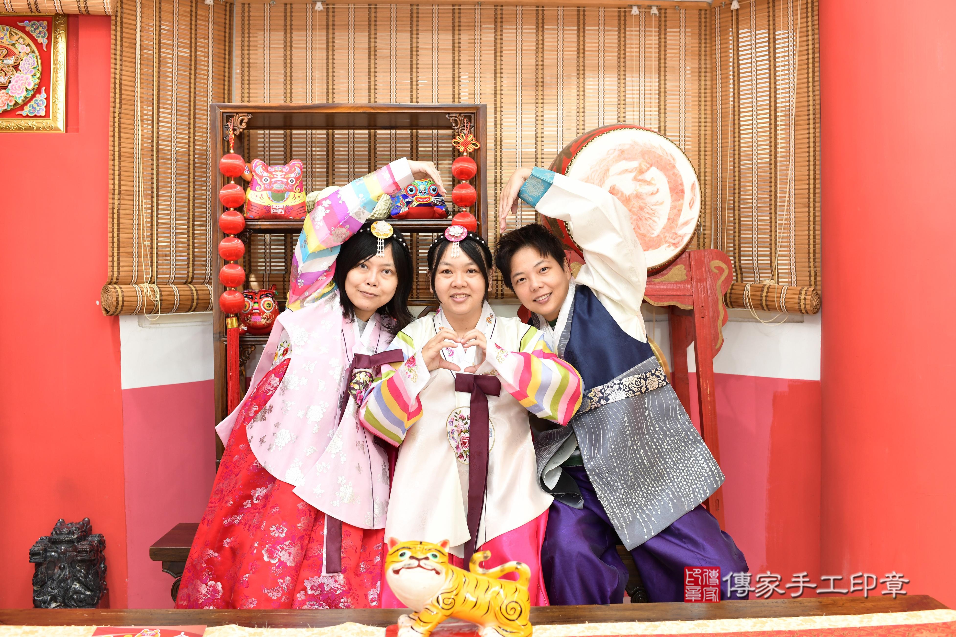 傳家手工印章高雄店、抓周、度脺、美式風會場、傳家嬰兒古禮、吉祥話、抓周道具物品24種、拍照。抓周證書。寶寶抓周、滿周歲、生日快樂、祝福 傳家手工印章高雄店、抓周、度脺、美式風會場、傳家嬰兒古禮、吉祥話、抓周道具物品24種、拍照。抓周證書。寶寶抓周、滿周歲、生日快樂、祝福