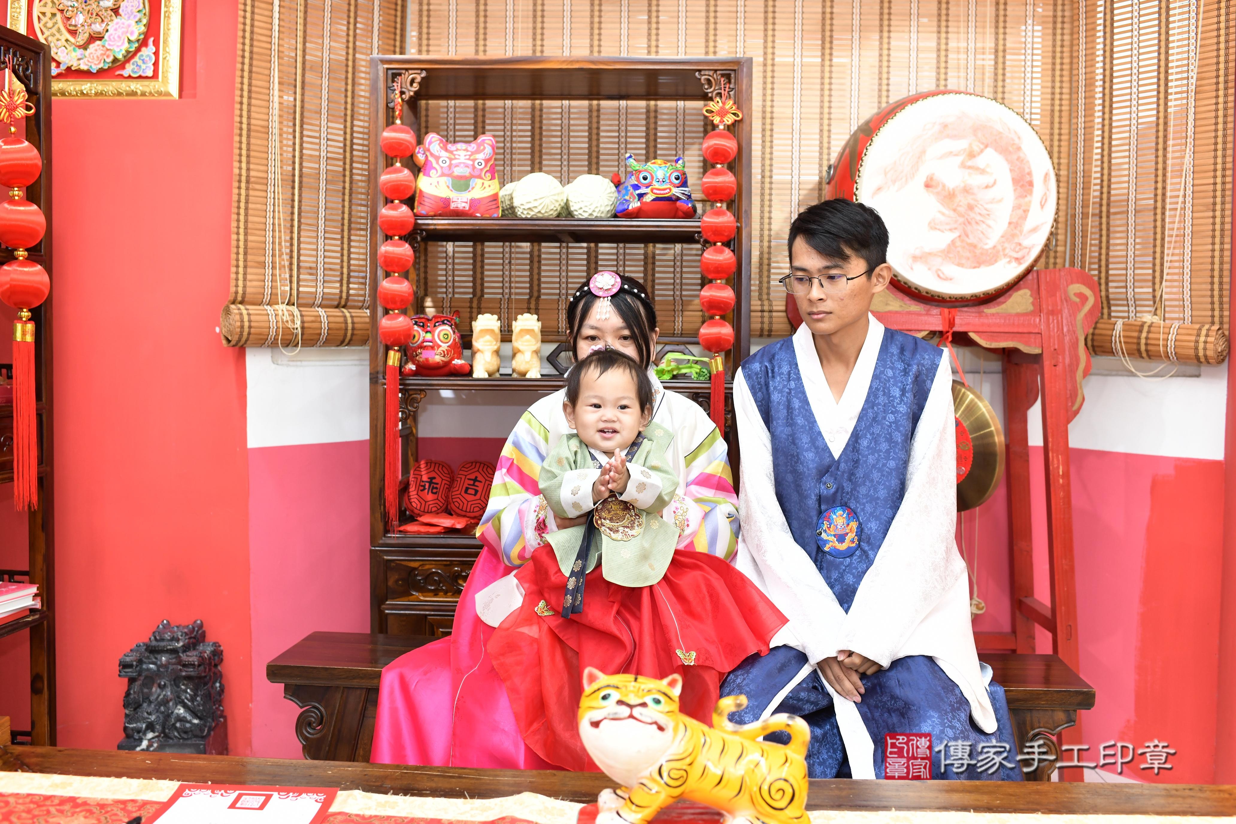 傳家手工印章高雄店、抓周、度脺、美式風會場、傳家嬰兒古禮、吉祥話、抓周道具物品24種、拍照。抓周證書。寶寶抓周、滿周歲、生日快樂、祝福 傳家手工印章高雄店、抓周、度脺、美式風會場、傳家嬰兒古禮、吉祥話、抓周道具物品24種、拍照。抓周證書。寶寶抓周、滿周歲、生日快樂、祝福