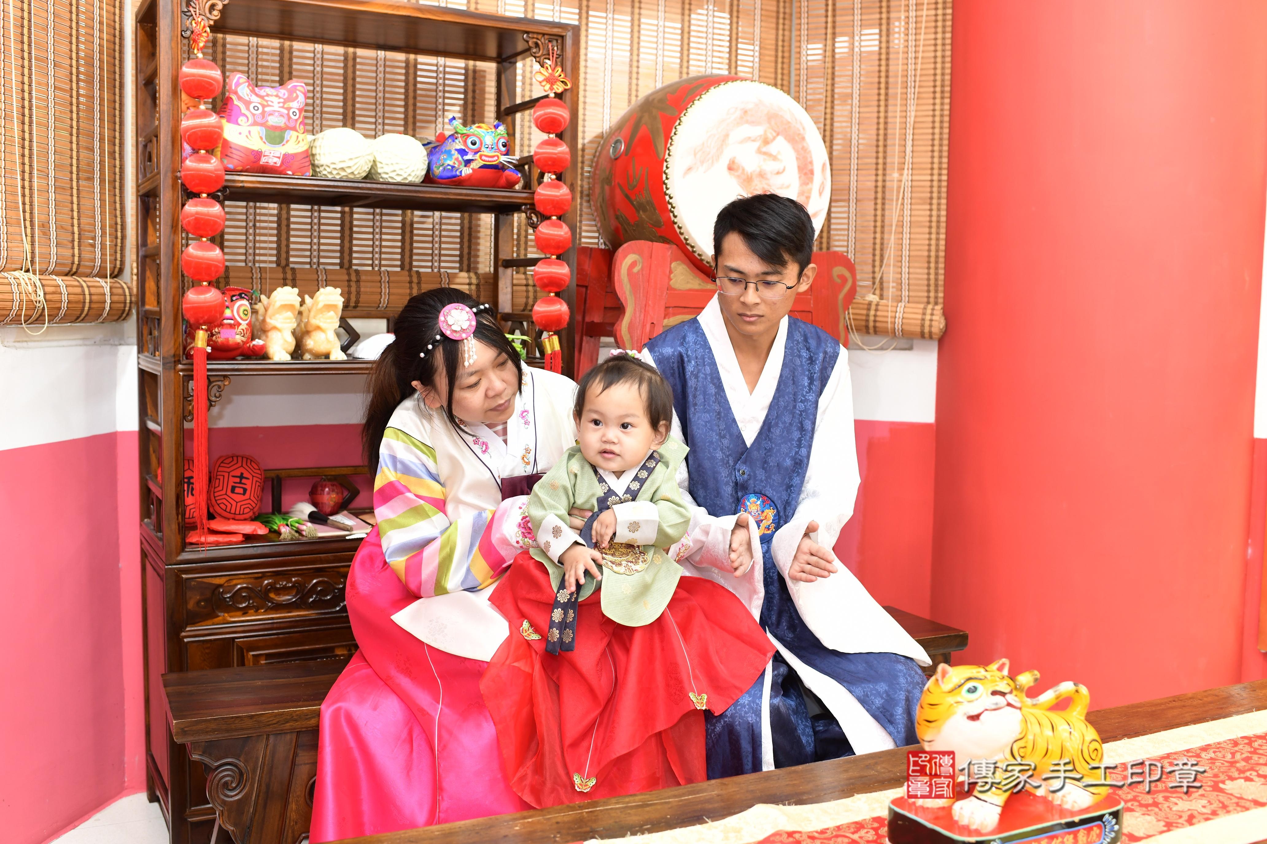 傳家手工印章高雄店、抓周、度脺、美式風會場、傳家嬰兒古禮、吉祥話、抓周道具物品24種、拍照。抓周證書。寶寶抓周、滿周歲、生日快樂、祝福 傳家手工印章高雄店、抓周、度脺、美式風會場、傳家嬰兒古禮、吉祥話、抓周道具物品24種、拍照。抓周證書。寶寶抓周、滿周歲、生日快樂、祝福